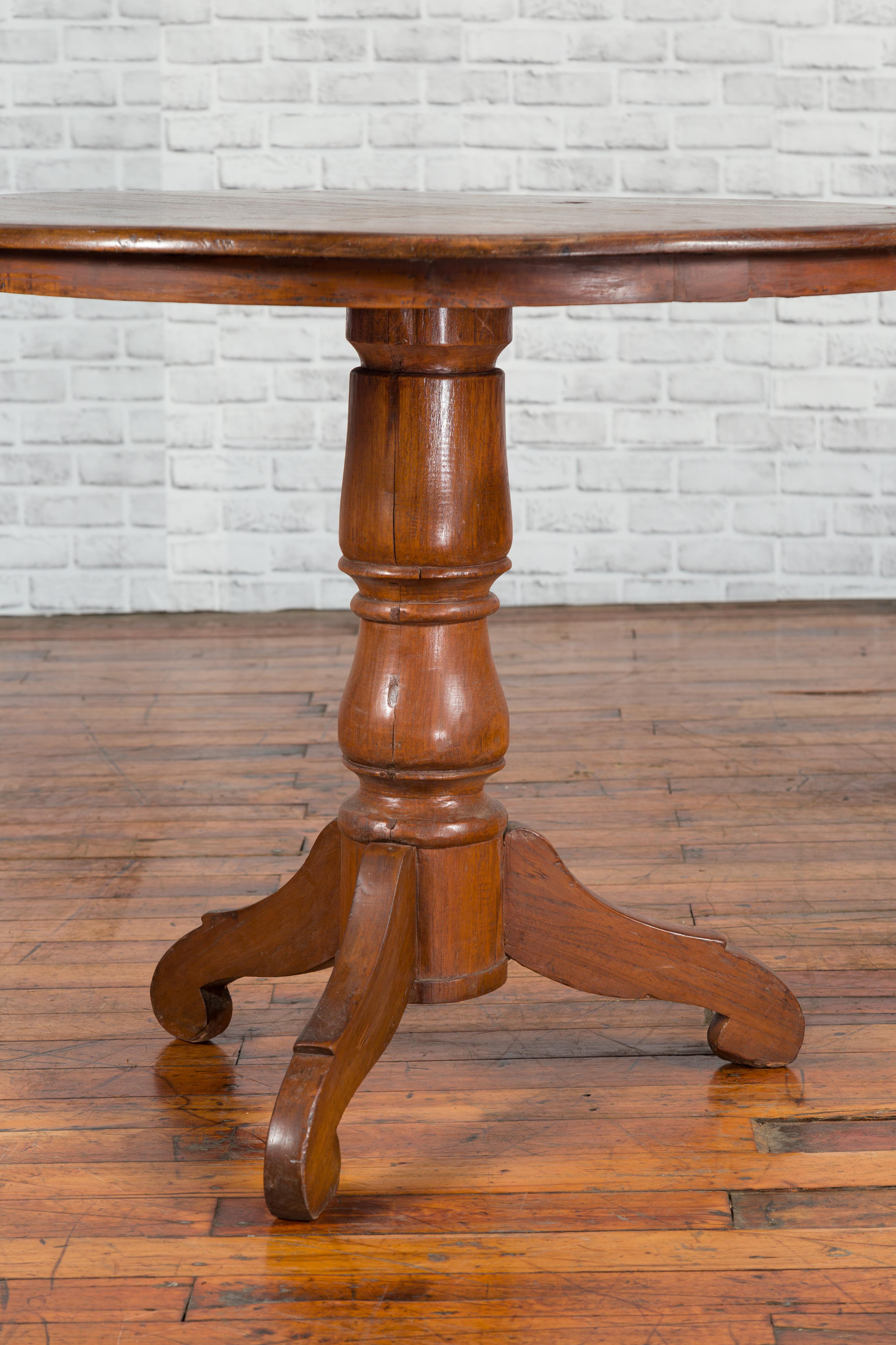 20th Century Vintage Dutch Colonial Indonesian Round Top Pedestal Table with Tripod Base For Sale