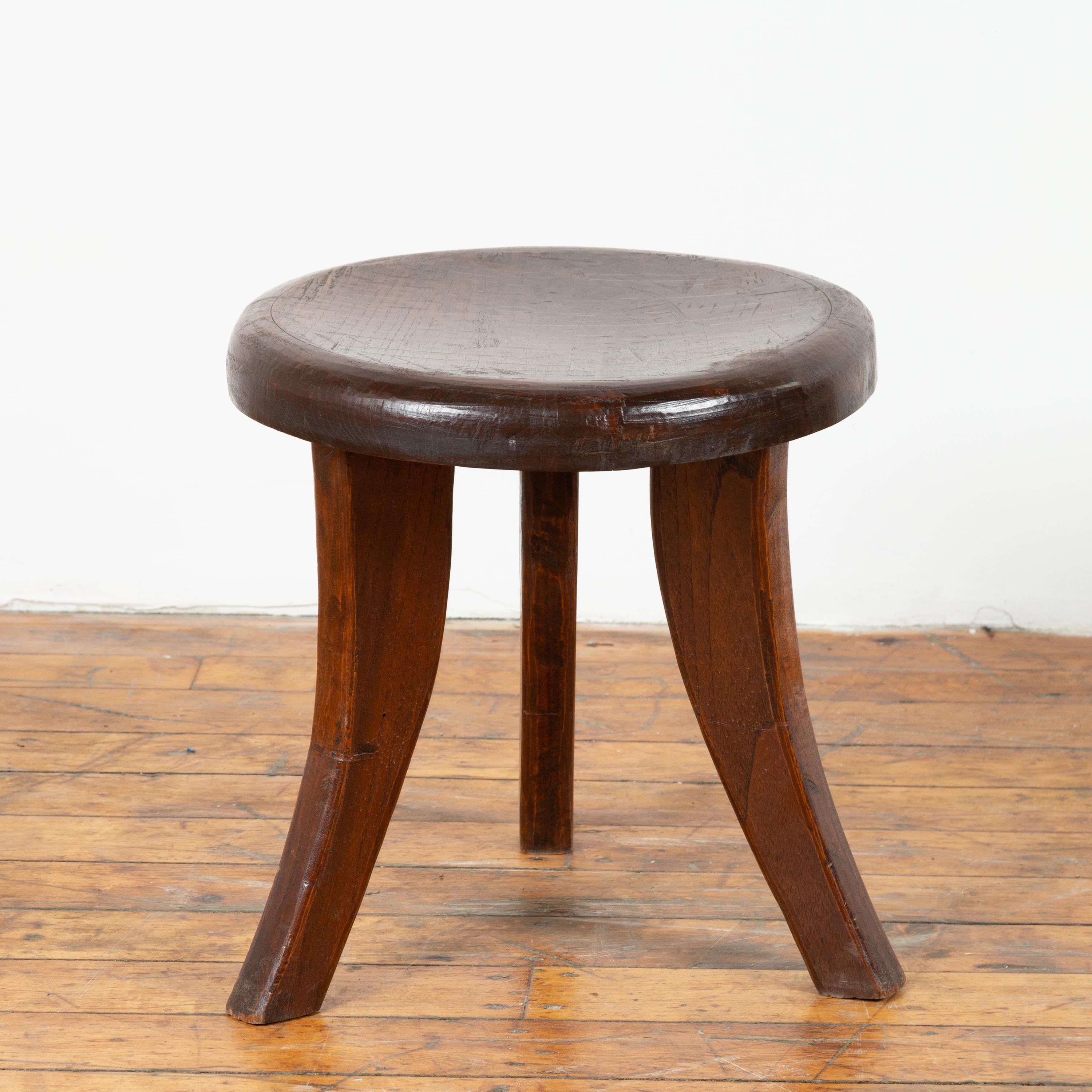 Vintage Dutch Colonial Rustic Three-Legged Wooden Stool with Saber Legs In Good Condition In Yonkers, NY