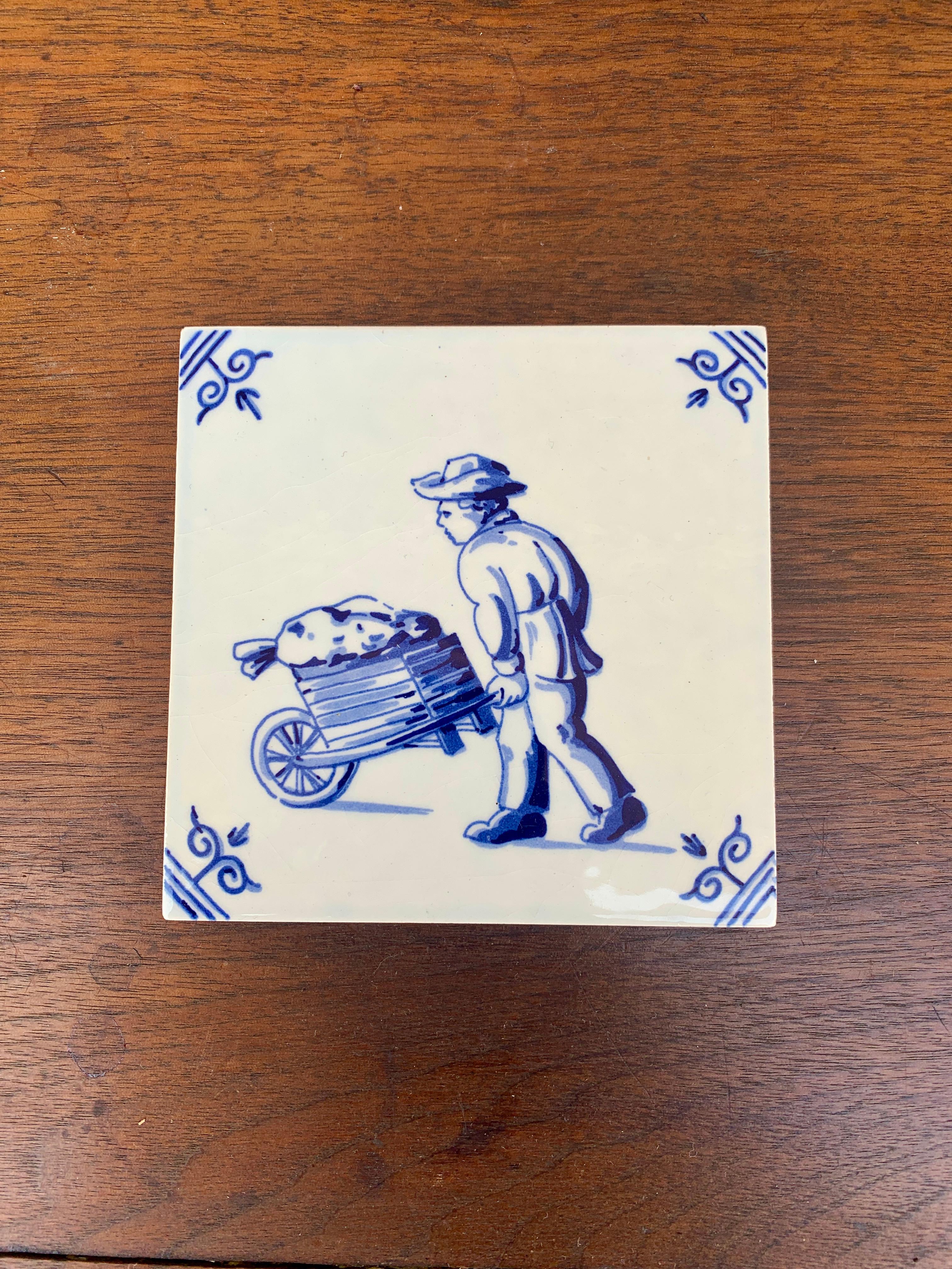 Una bellissima piastrella in ceramica dipinta a mano in bianco e blu in stile Delft o Provinciale Francese con un ragazzo che spinge un carretto. Questo sarebbe un eccellente sottobicchiere.

Olanda, circa fine XX secolo

Misure: 4,25