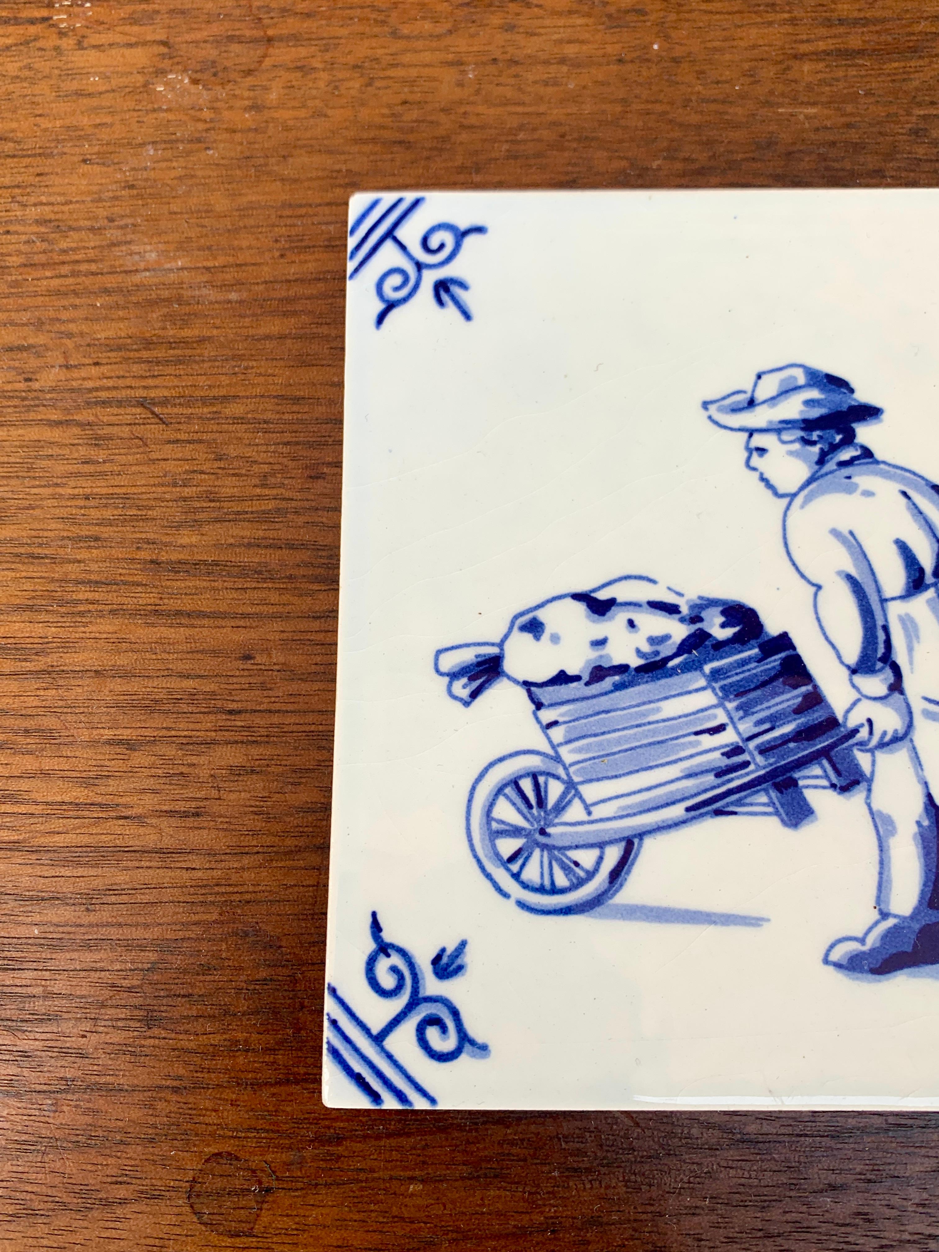 Country Mattonella olandese vintage di Delft in bianco e blu con un ragazzo e un carretto in vendita