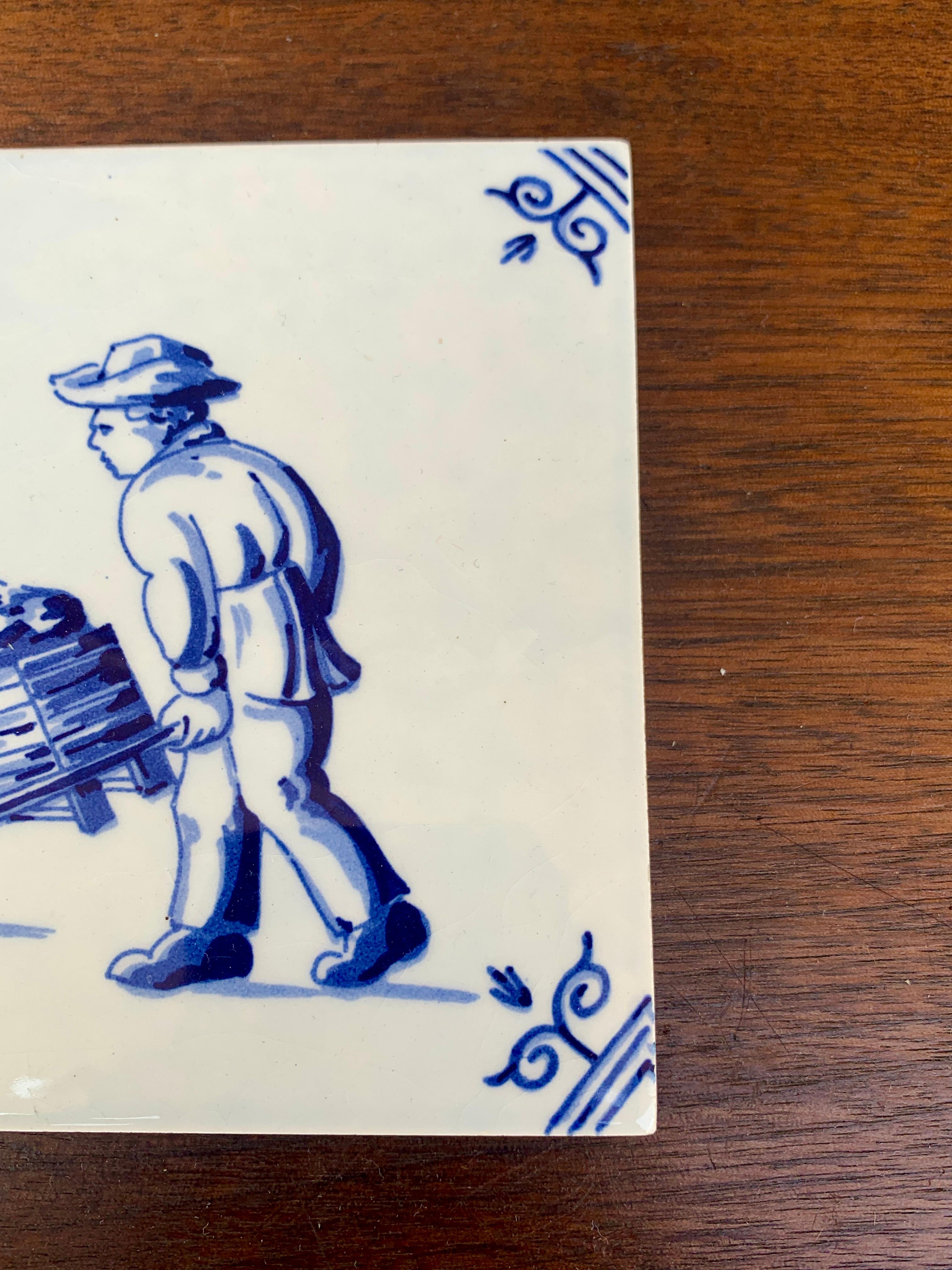 Mattonella olandese vintage di Delft in bianco e blu con un ragazzo e un carretto In condizioni buone in vendita a Elkhart, IN