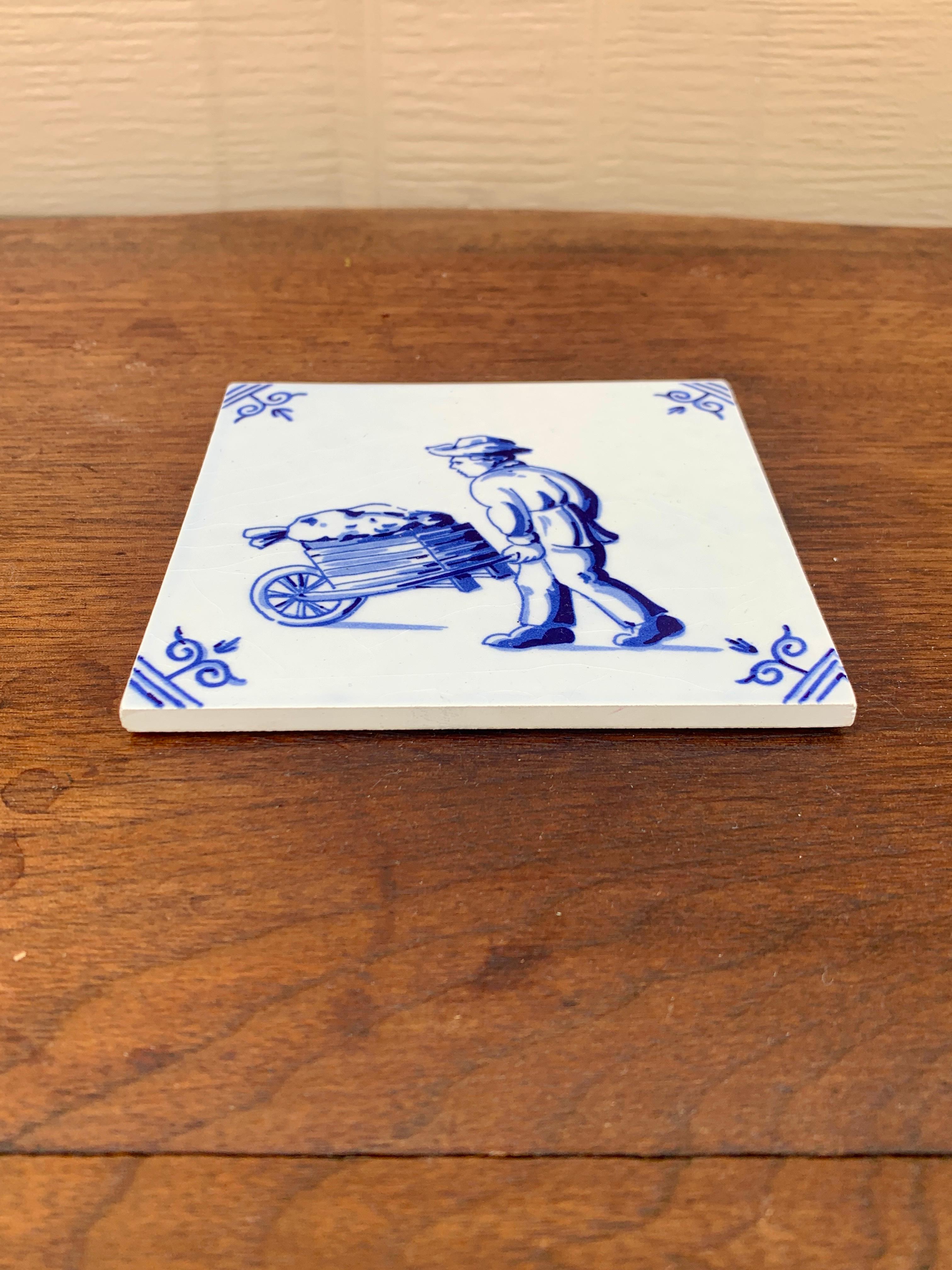 XX secolo Mattonella olandese vintage di Delft in bianco e blu con un ragazzo e un carretto in vendita