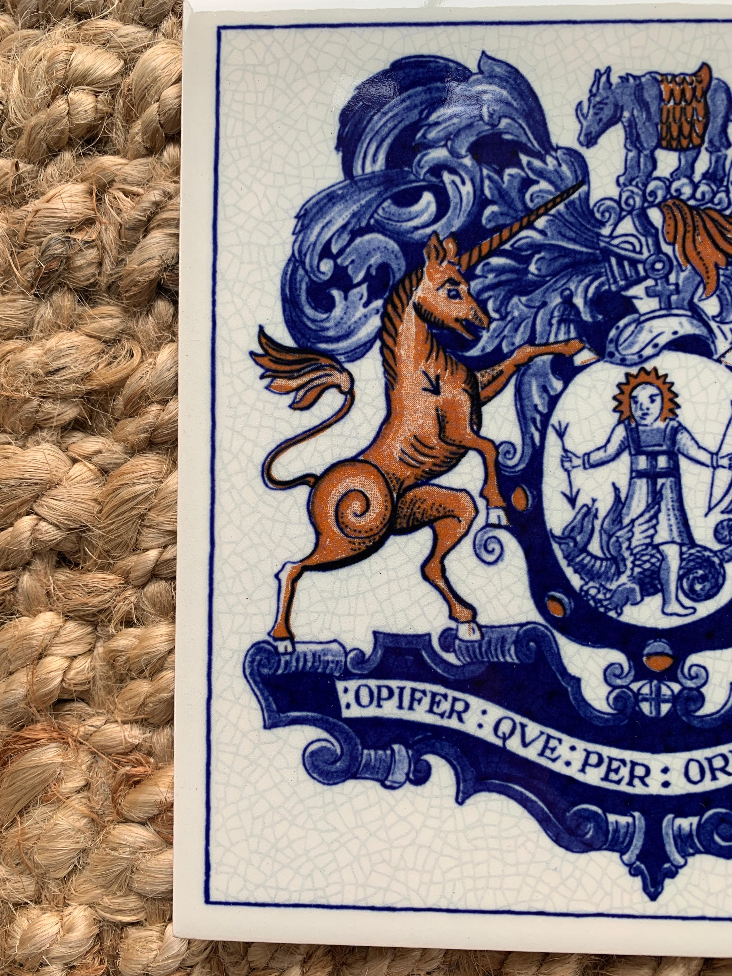 Country Vieille carrelage de Delft bleu et blanc avec des armoiries héraldiques en vente