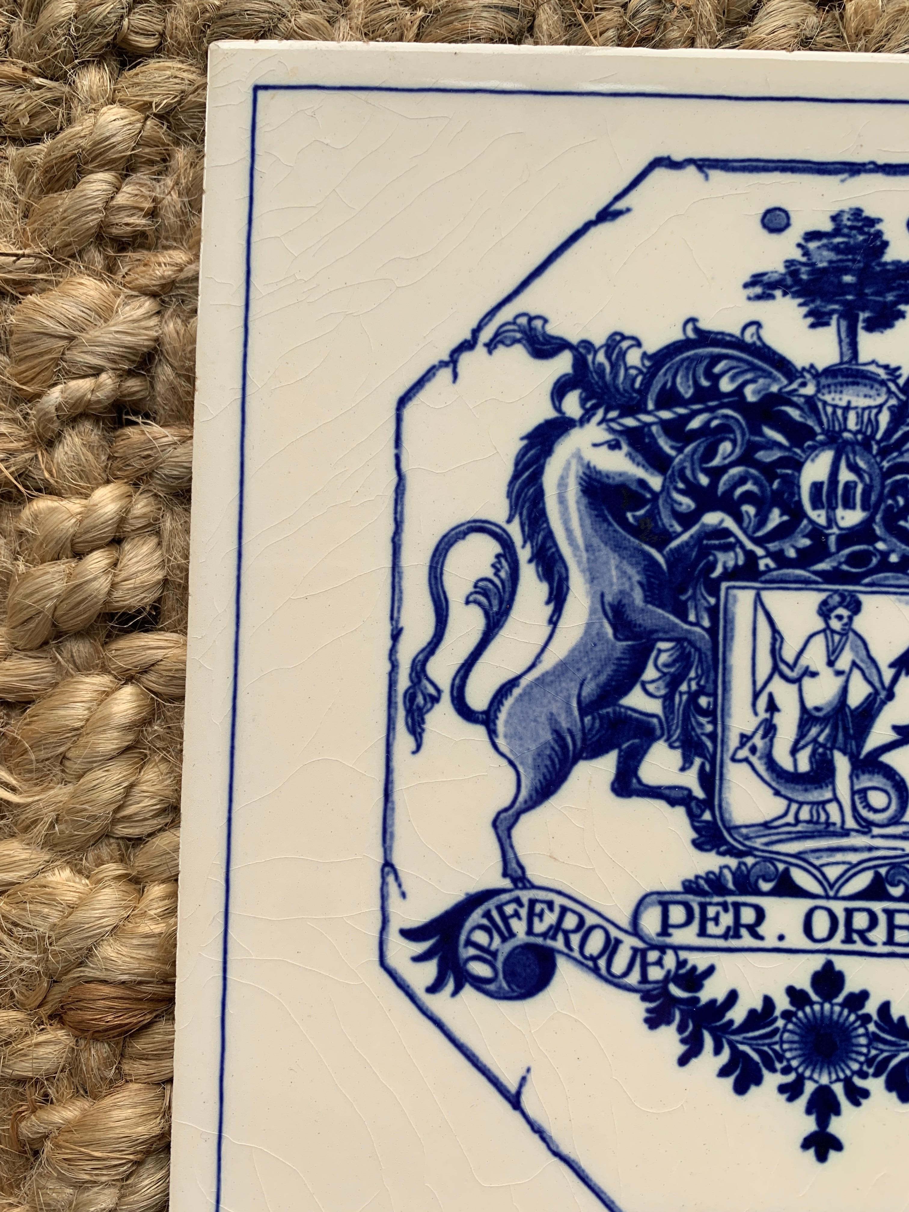 Country Vieille carrelage de Delft bleu et blanc avec des armoiries héraldiques en vente