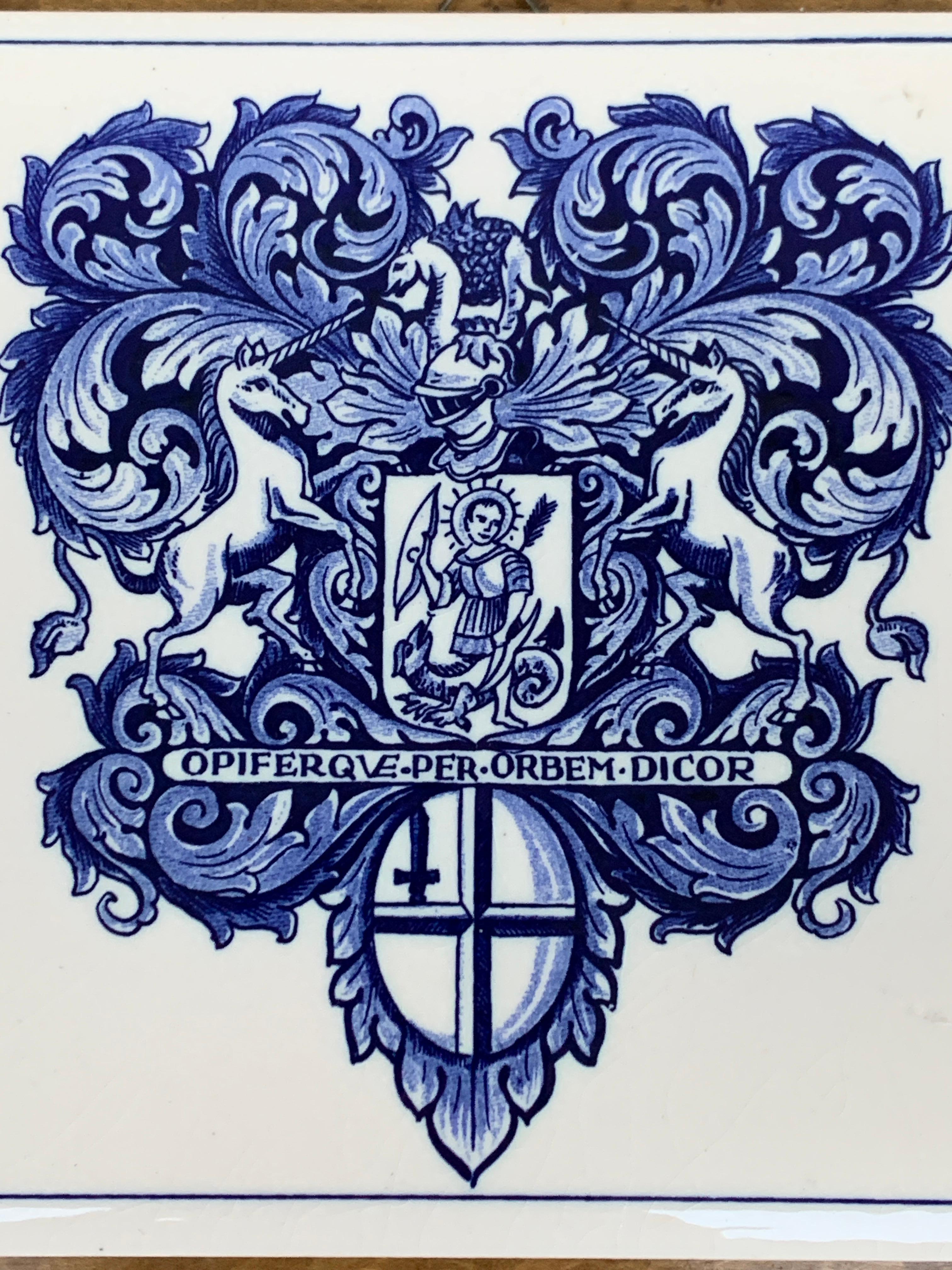 Country Mattonella olandese vintage di Delft in bianco e blu con stemma araldico in vendita