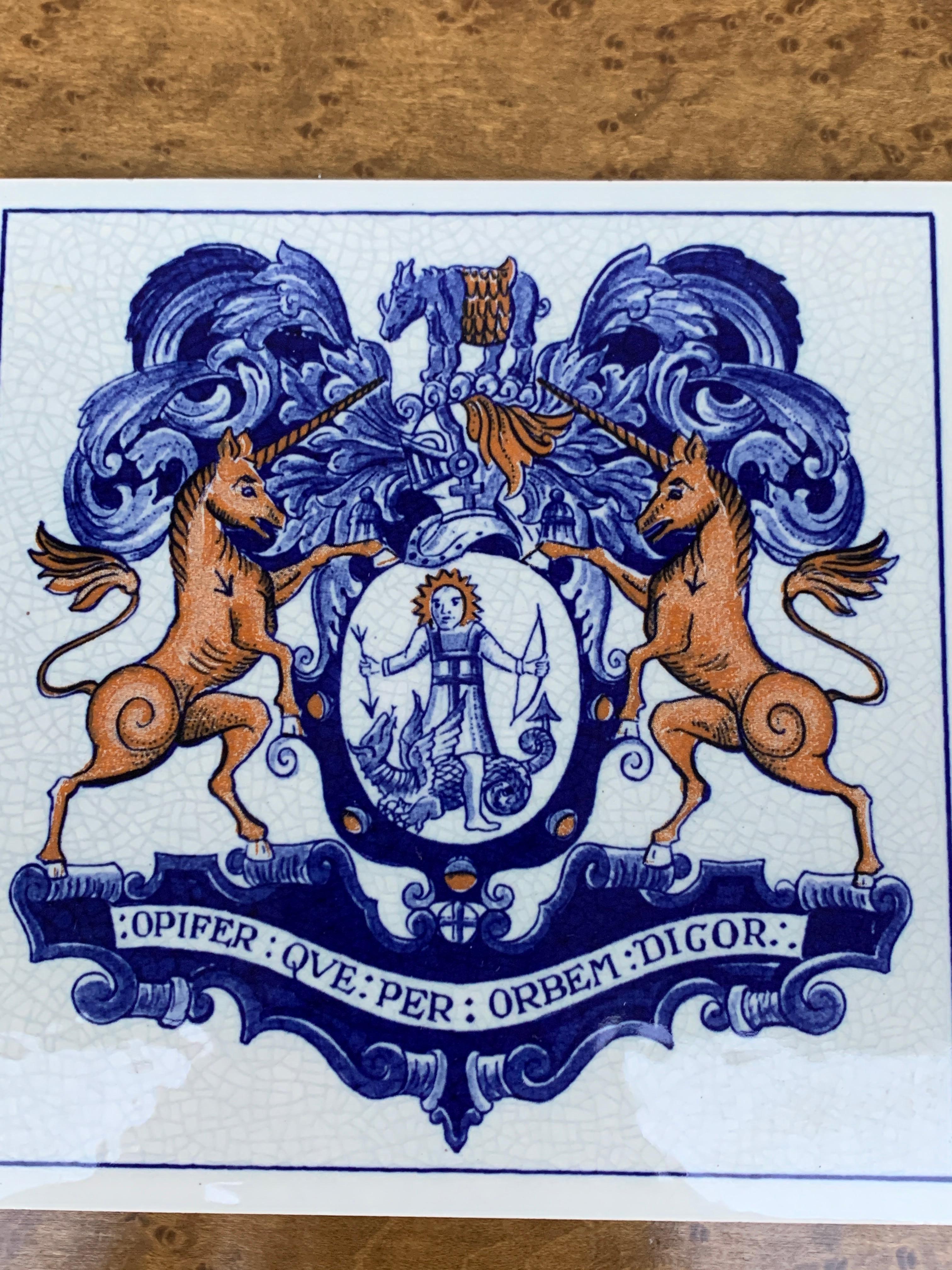 Azulejo vintage holandés de Delft azul y blanco con un escudo heráldico De campo en venta