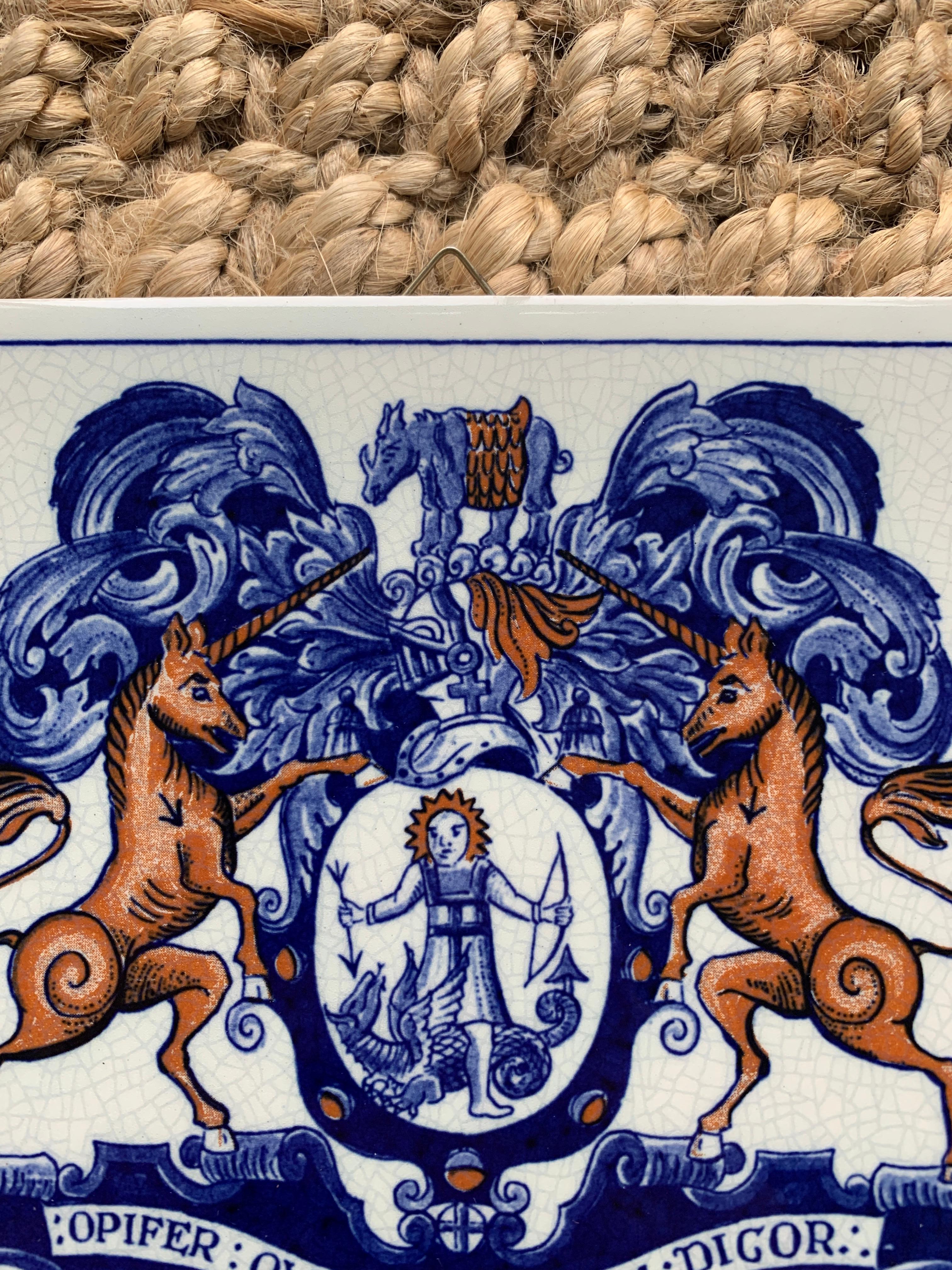 Néerlandais Vieille carrelage de Delft bleu et blanc avec des armoiries héraldiques en vente