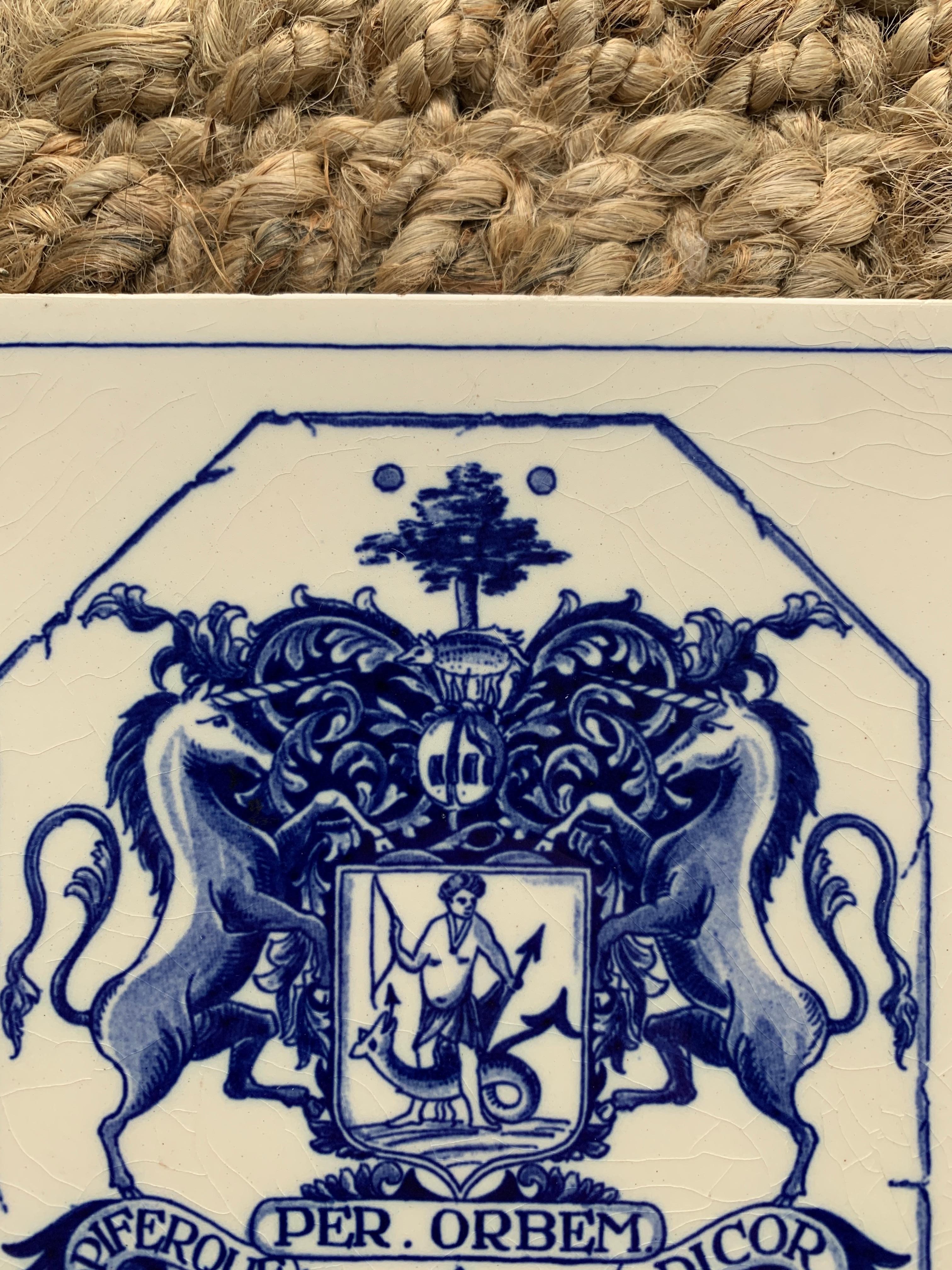 Néerlandais Vieille carrelage de Delft bleu et blanc avec des armoiries héraldiques en vente