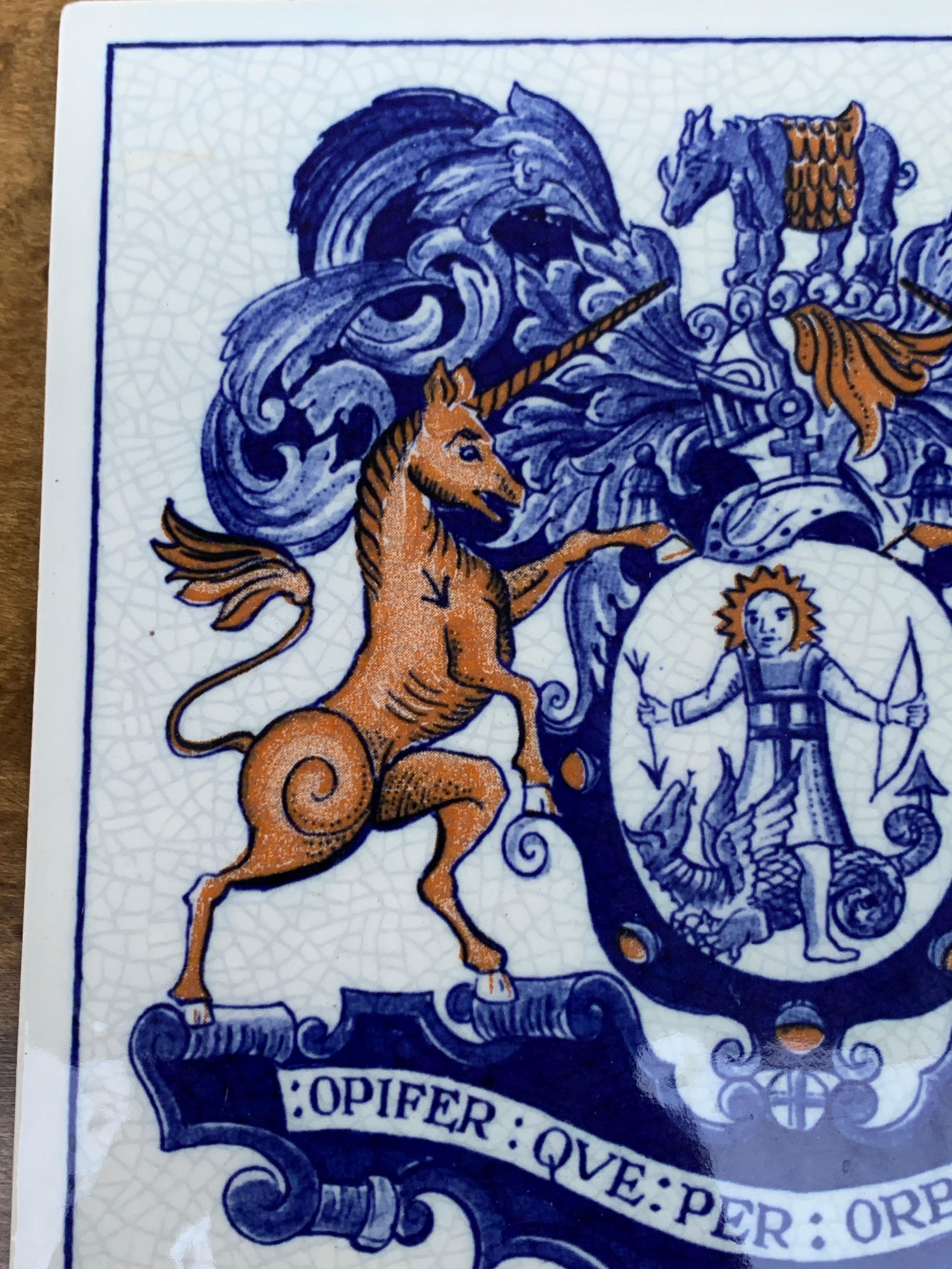 Azulejo vintage holandés de Delft azul y blanco con un escudo heráldico Holandés en venta