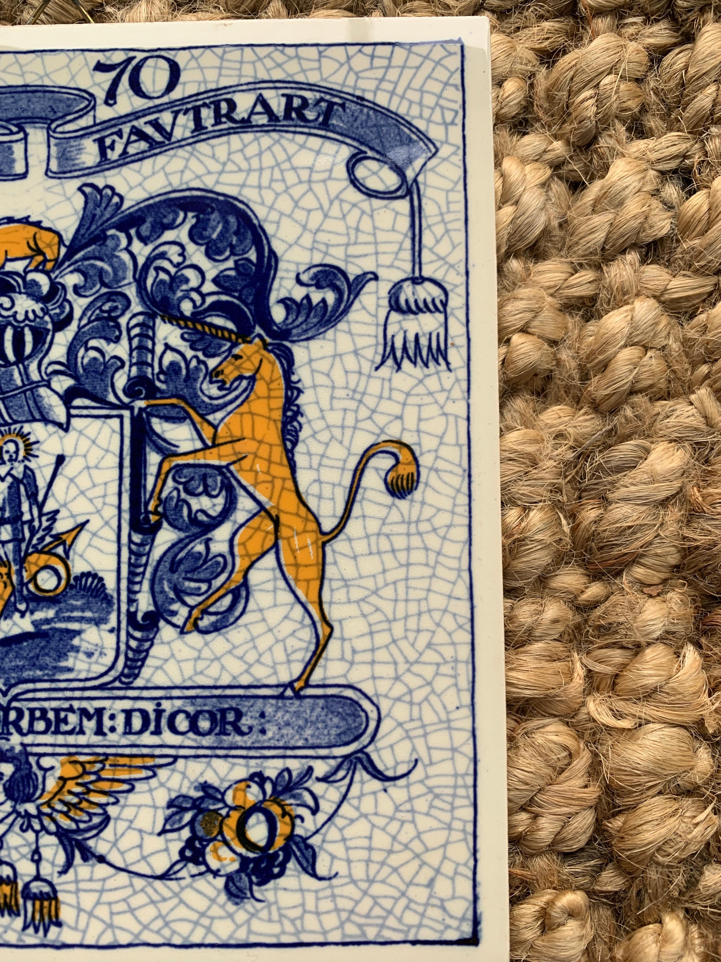 Vieille carrelage de Delft bleu et blanc avec des armoiries héraldiques Bon état - En vente à Elkhart, IN