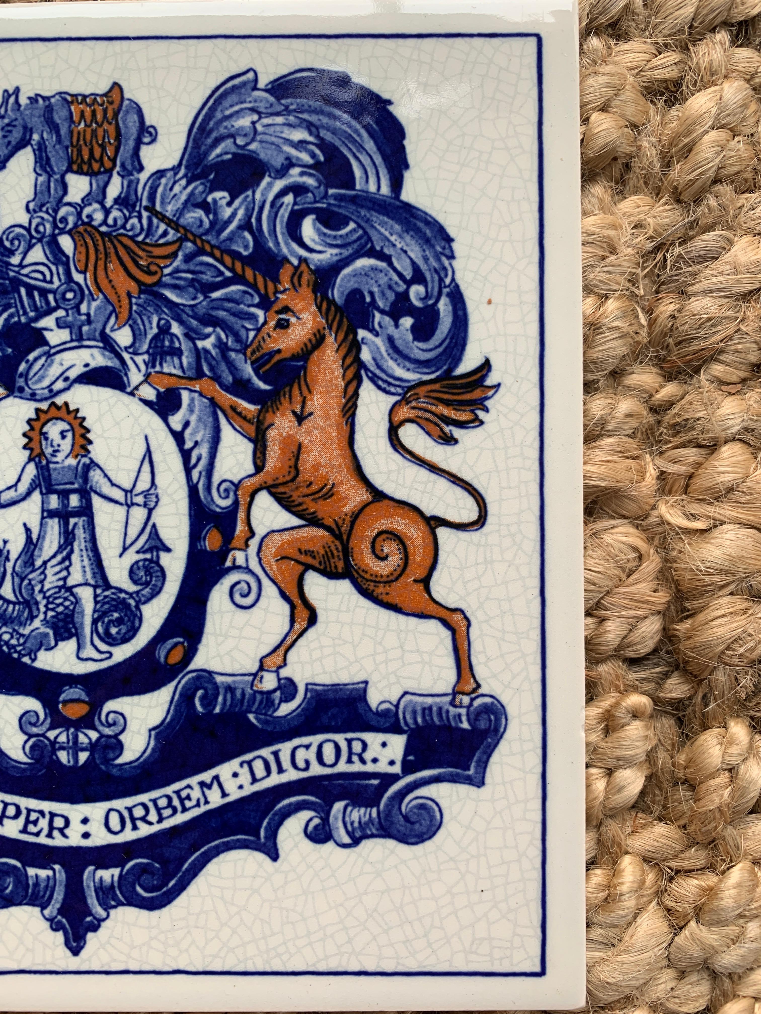 Vieille carrelage de Delft bleu et blanc avec des armoiries héraldiques Bon état - En vente à Elkhart, IN