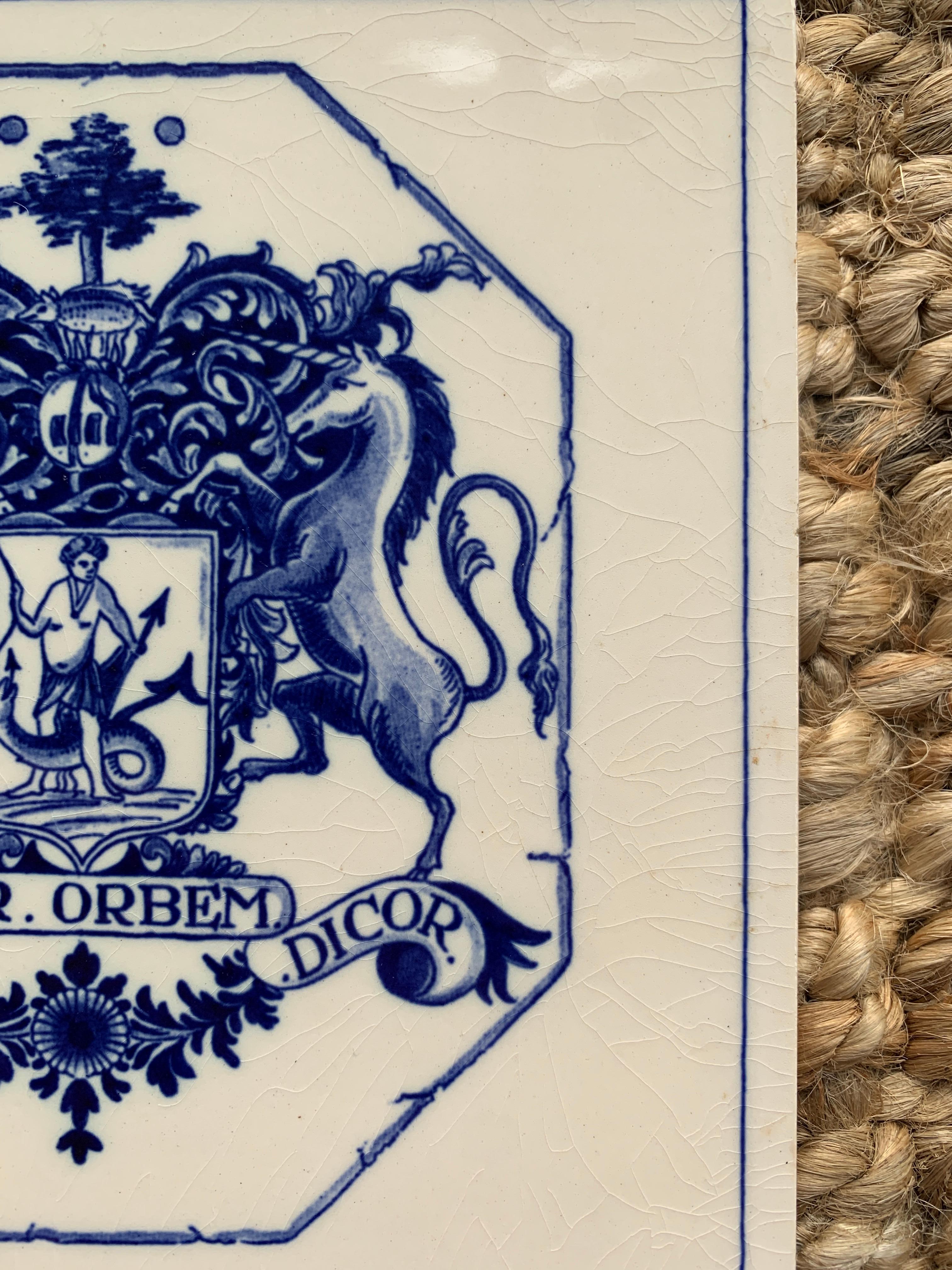 Vieille carrelage de Delft bleu et blanc avec des armoiries héraldiques Bon état - En vente à Elkhart, IN