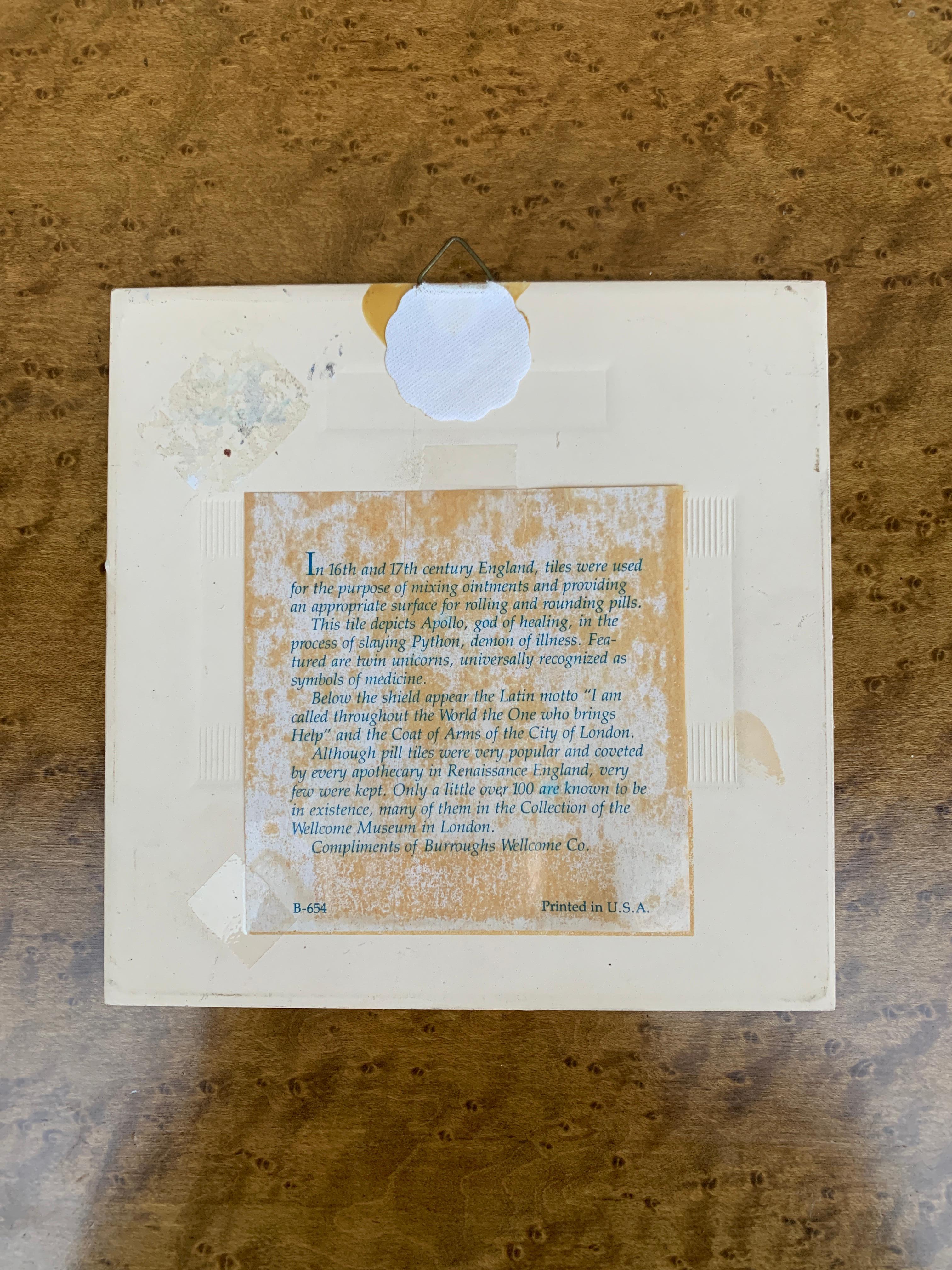 Mattonella olandese vintage di Delft in bianco e blu con stemma araldico In condizioni buone in vendita a Elkhart, IN