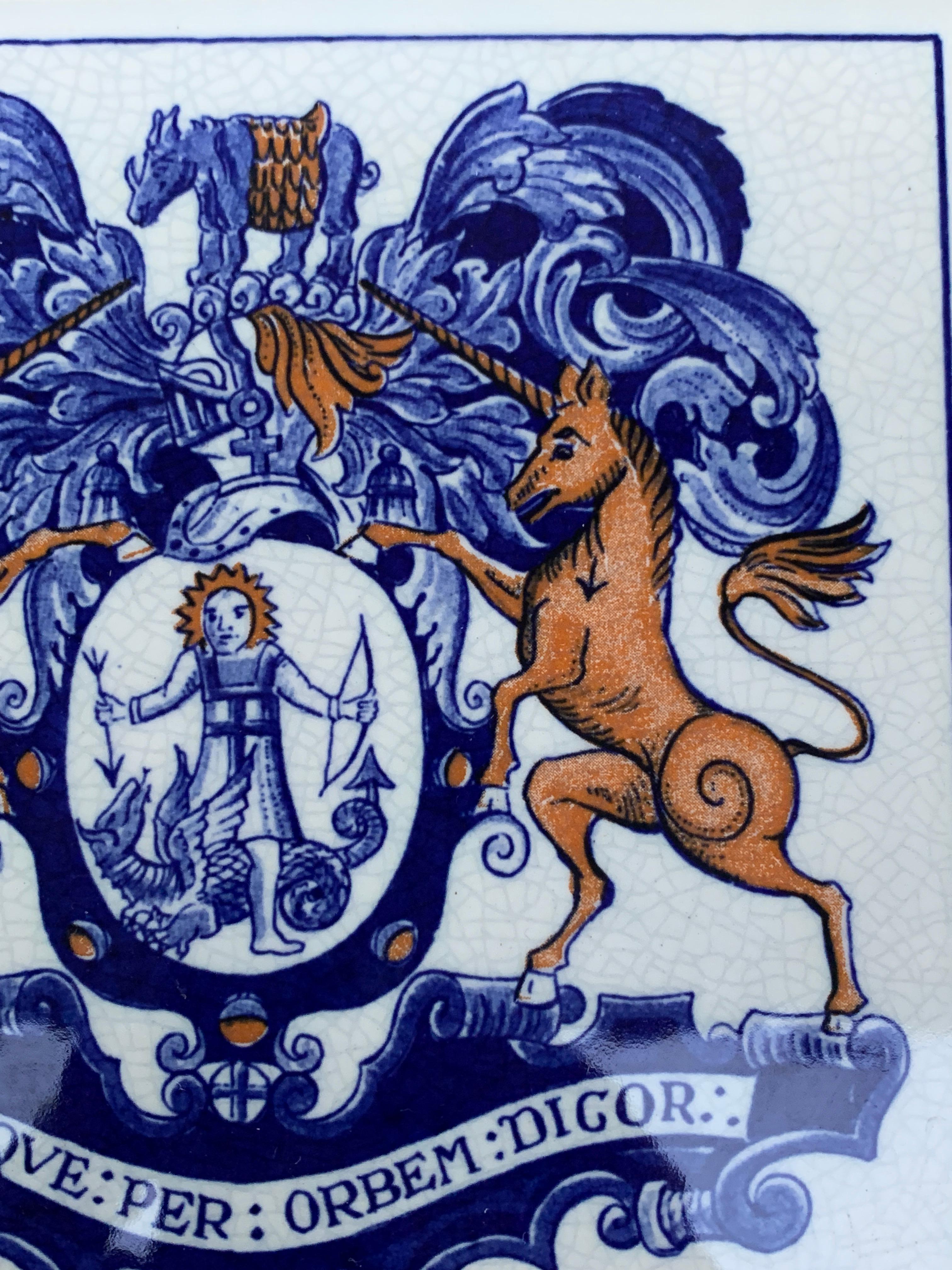 Azulejo vintage holandés de Delft azul y blanco con un escudo heráldico en Bueno estado para la venta en Elkhart, IN