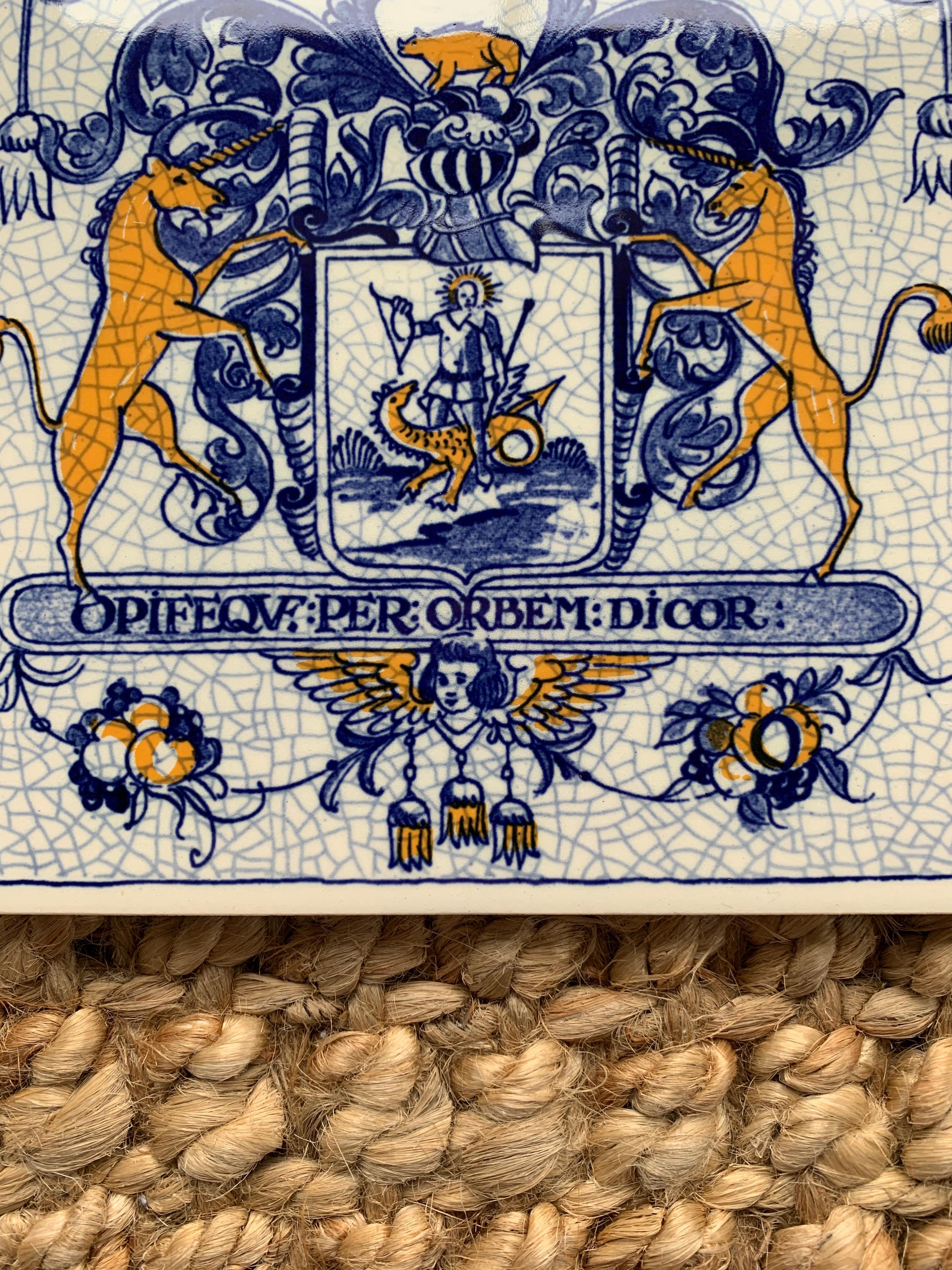 20ième siècle Vieille carrelage de Delft bleu et blanc avec des armoiries héraldiques en vente