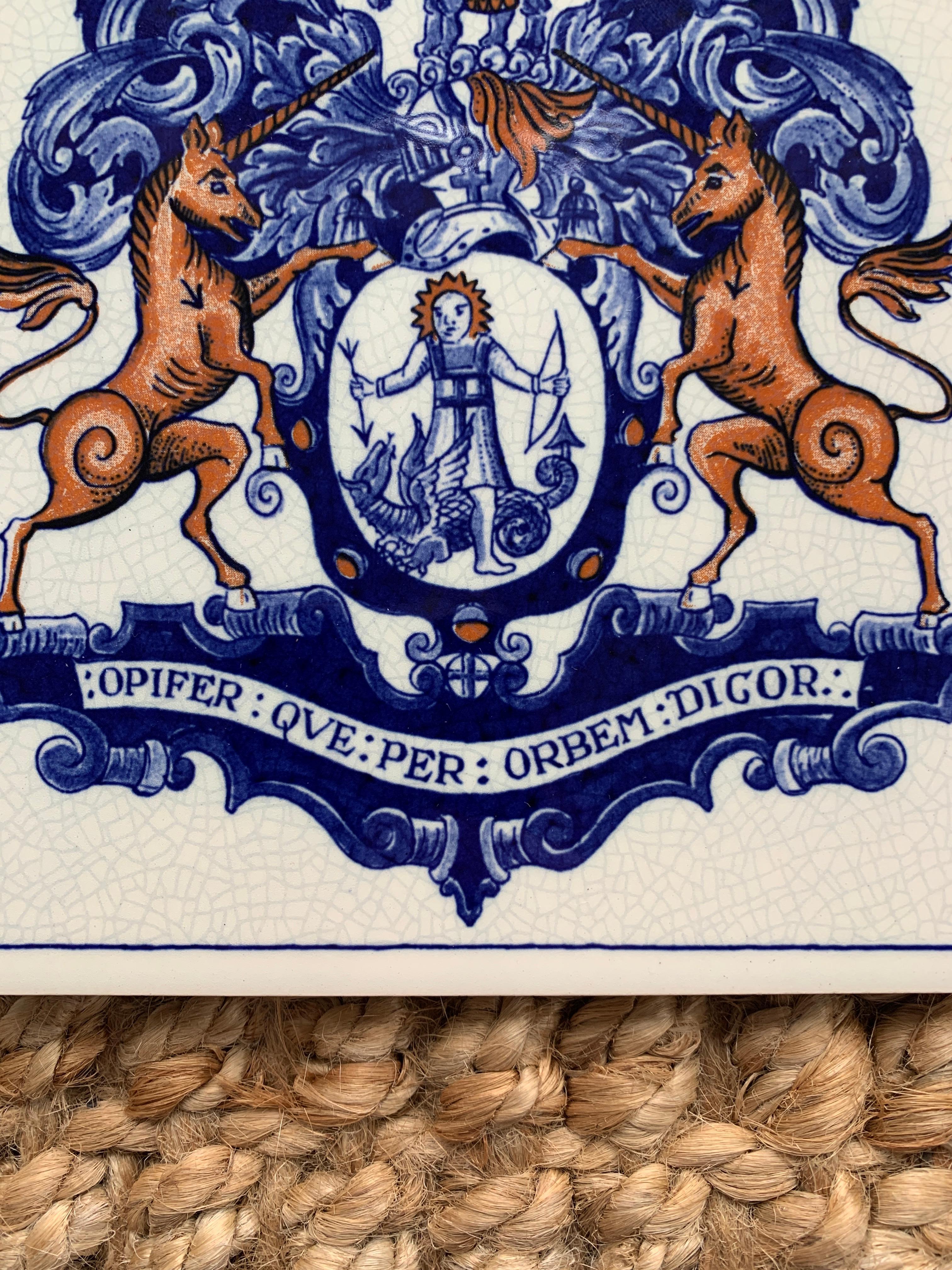 20ième siècle Vieille carrelage de Delft bleu et blanc avec des armoiries héraldiques en vente