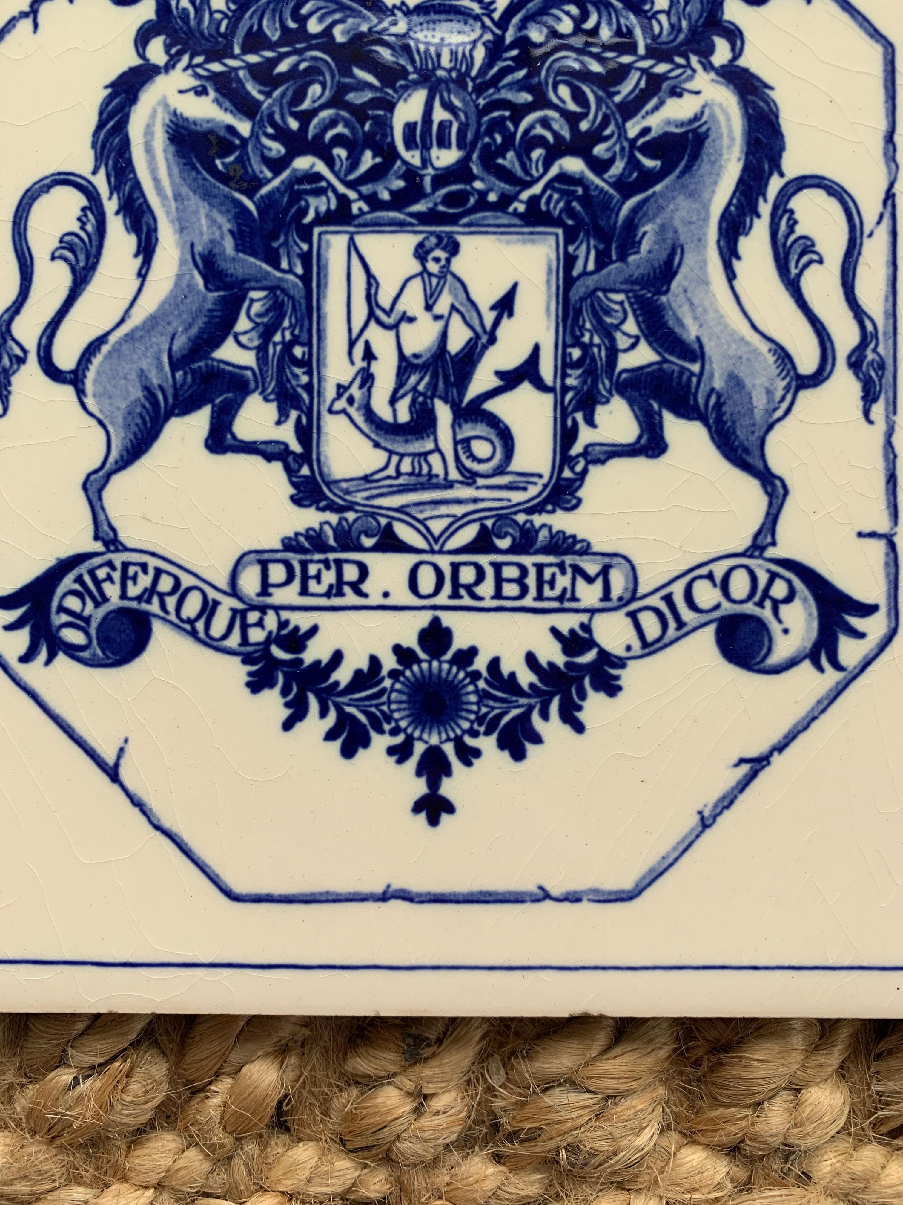 20ième siècle Vieille carrelage de Delft bleu et blanc avec des armoiries héraldiques en vente