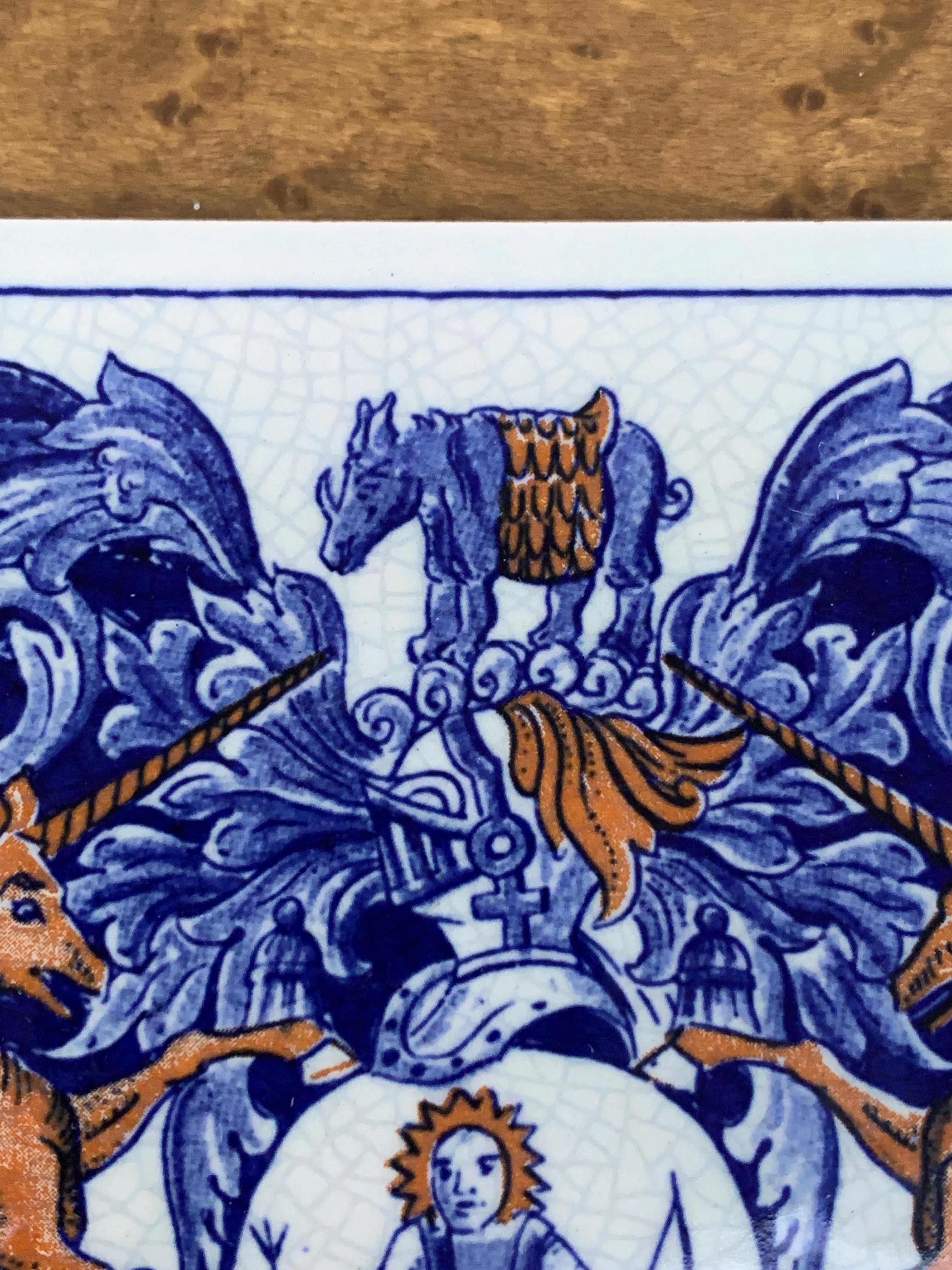 Azulejo vintage holandés de Delft azul y blanco con un escudo heráldico siglo XX en venta