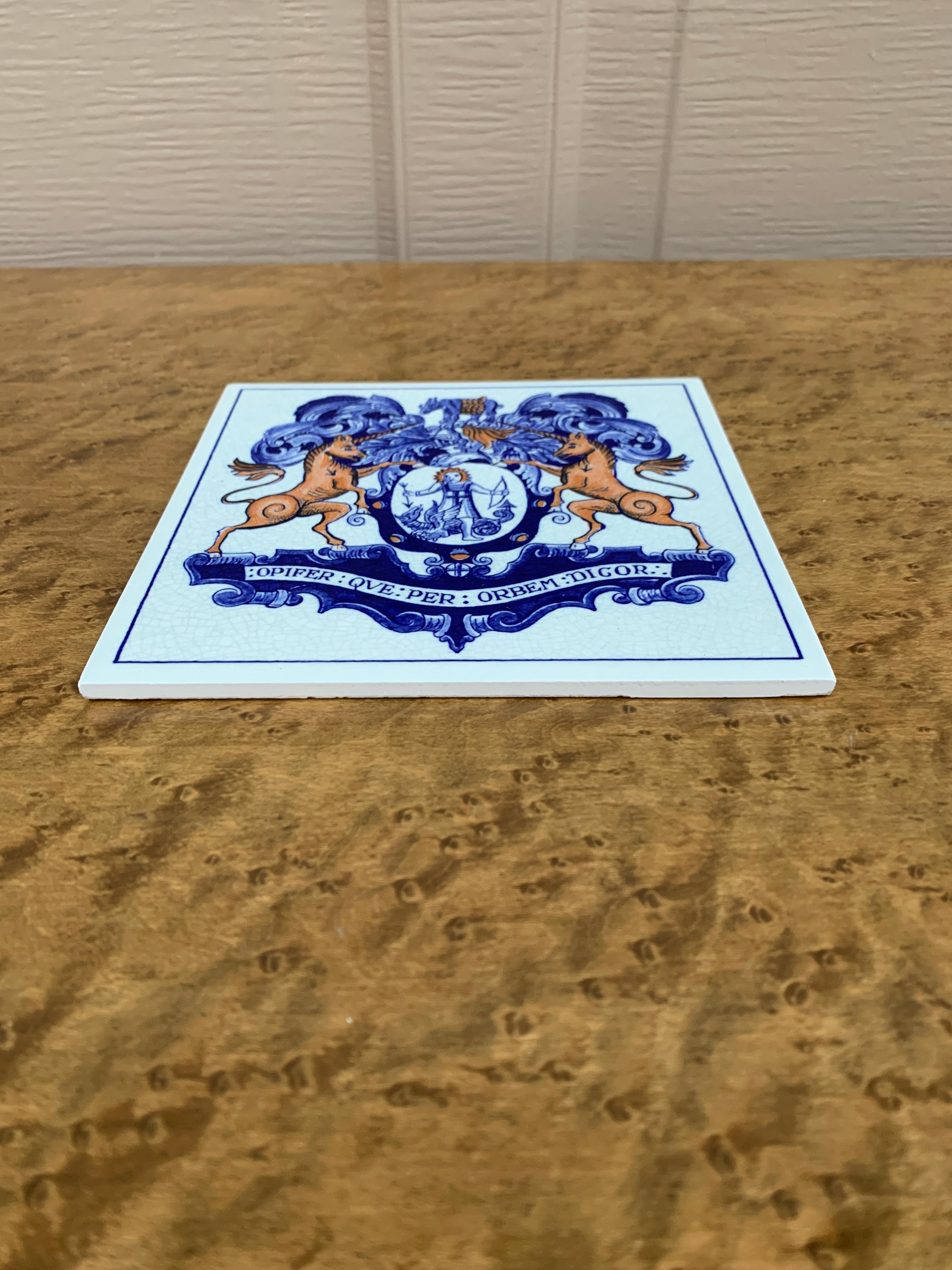 Azulejo vintage holandés de Delft azul y blanco con un escudo heráldico Cerámico en venta