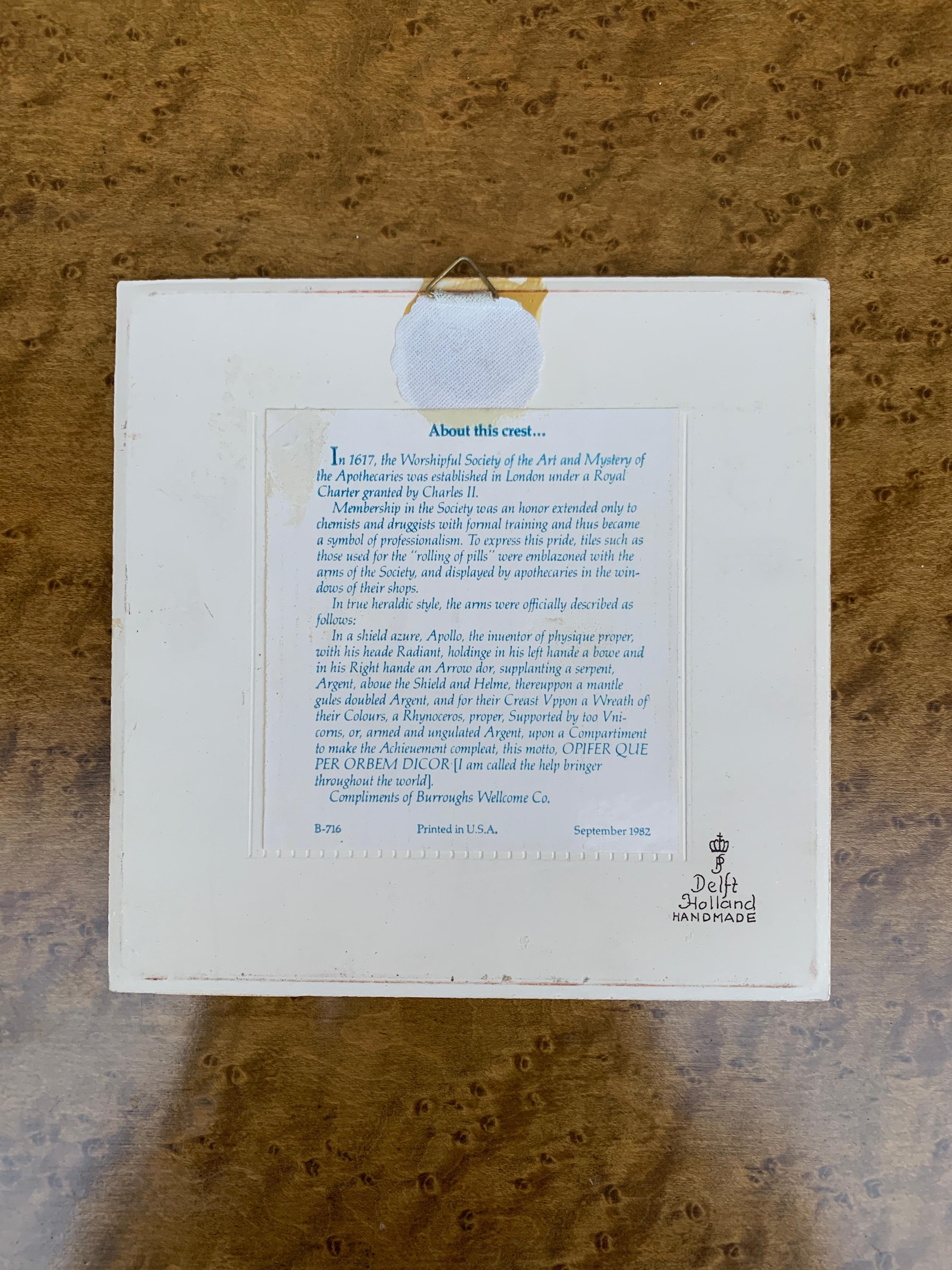 Azulejo vintage holandés de Delft azul y blanco con un escudo heráldico en venta 1