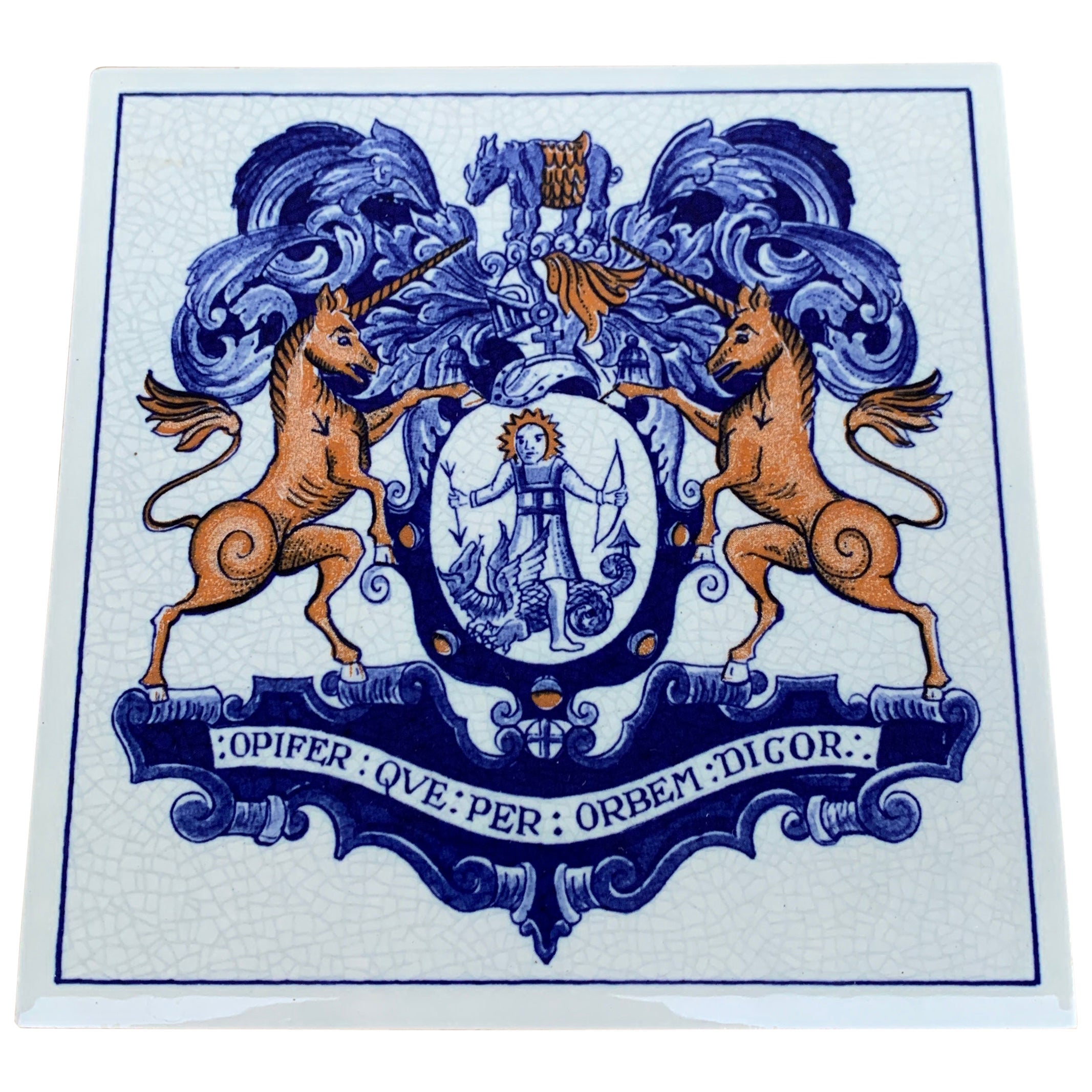 Azulejo vintage holandés de Delft azul y blanco con un escudo heráldico