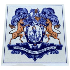 Alte niederländische Delft Fliese in Blau und Weiß mit heraldischem Wappen