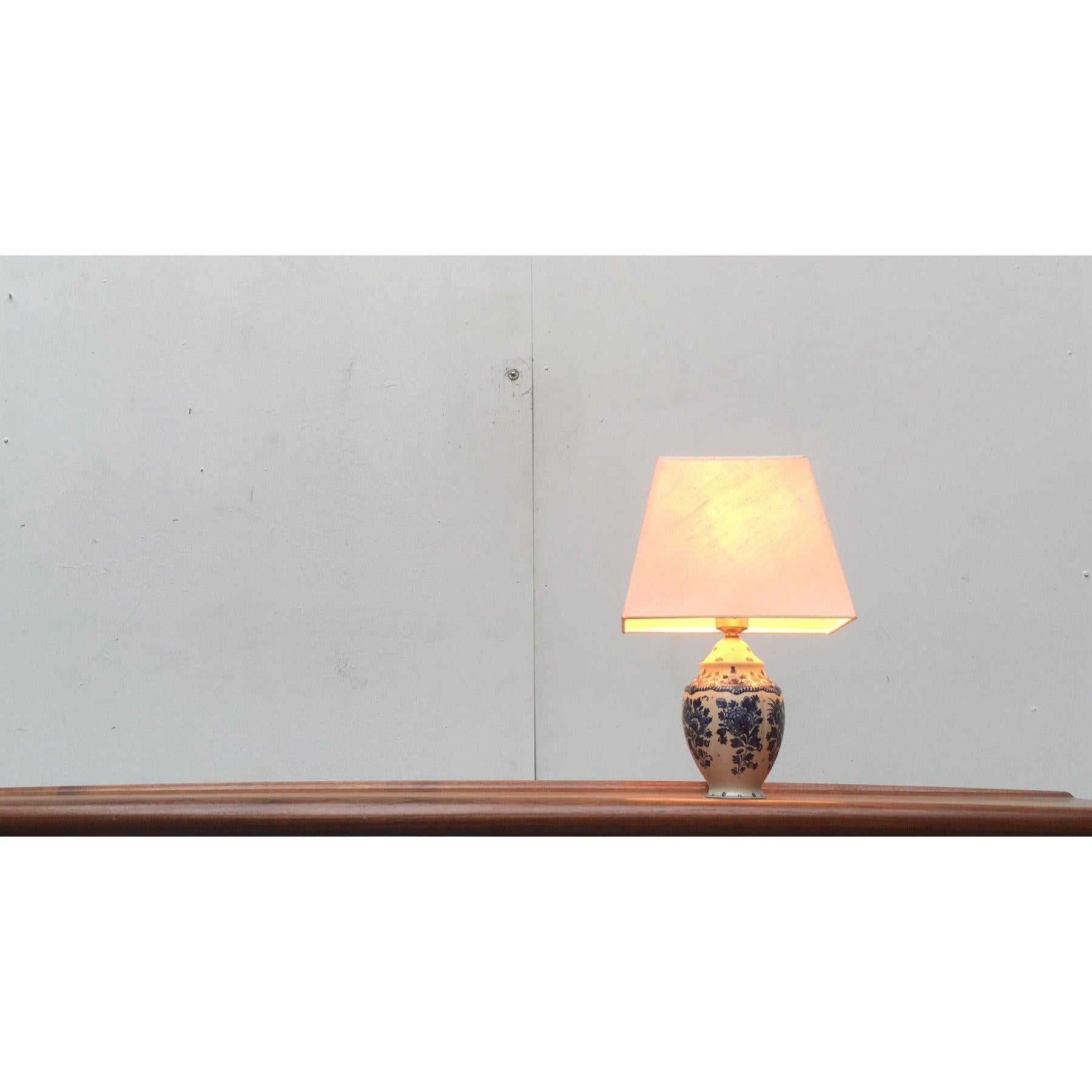 Lampada da tavolo classica di Zenith, proveniente dai Paesi Bassi.

Un design classico in blu Delft. La base è decorata con motivi floreali tradizionali. Il paralume angolare conferisce una certa praticità al design tradizionale. Questo articolo ha