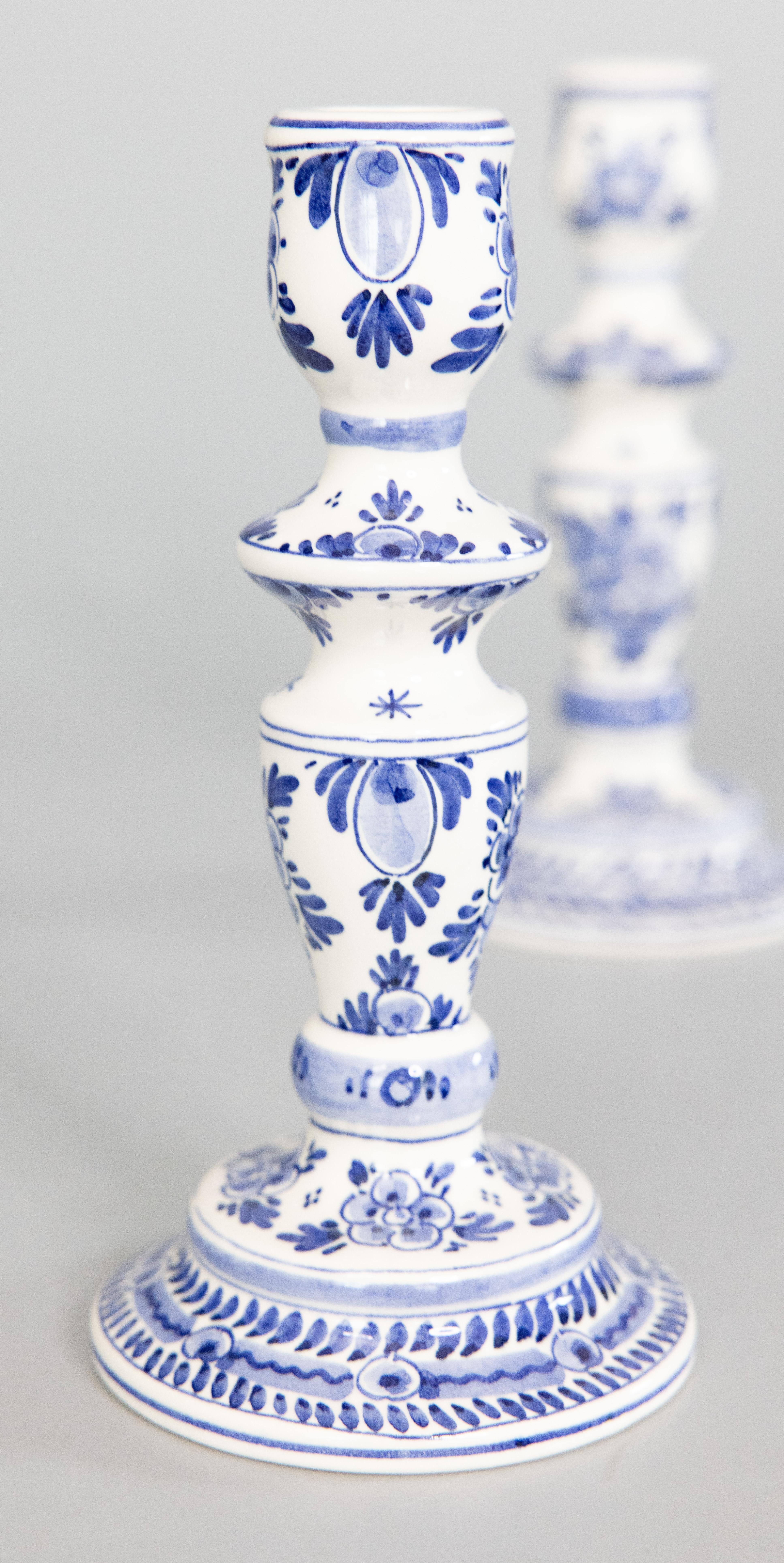 Olandese Candelieri floreali olandesi di Delft d'epoca - una coppia in vendita