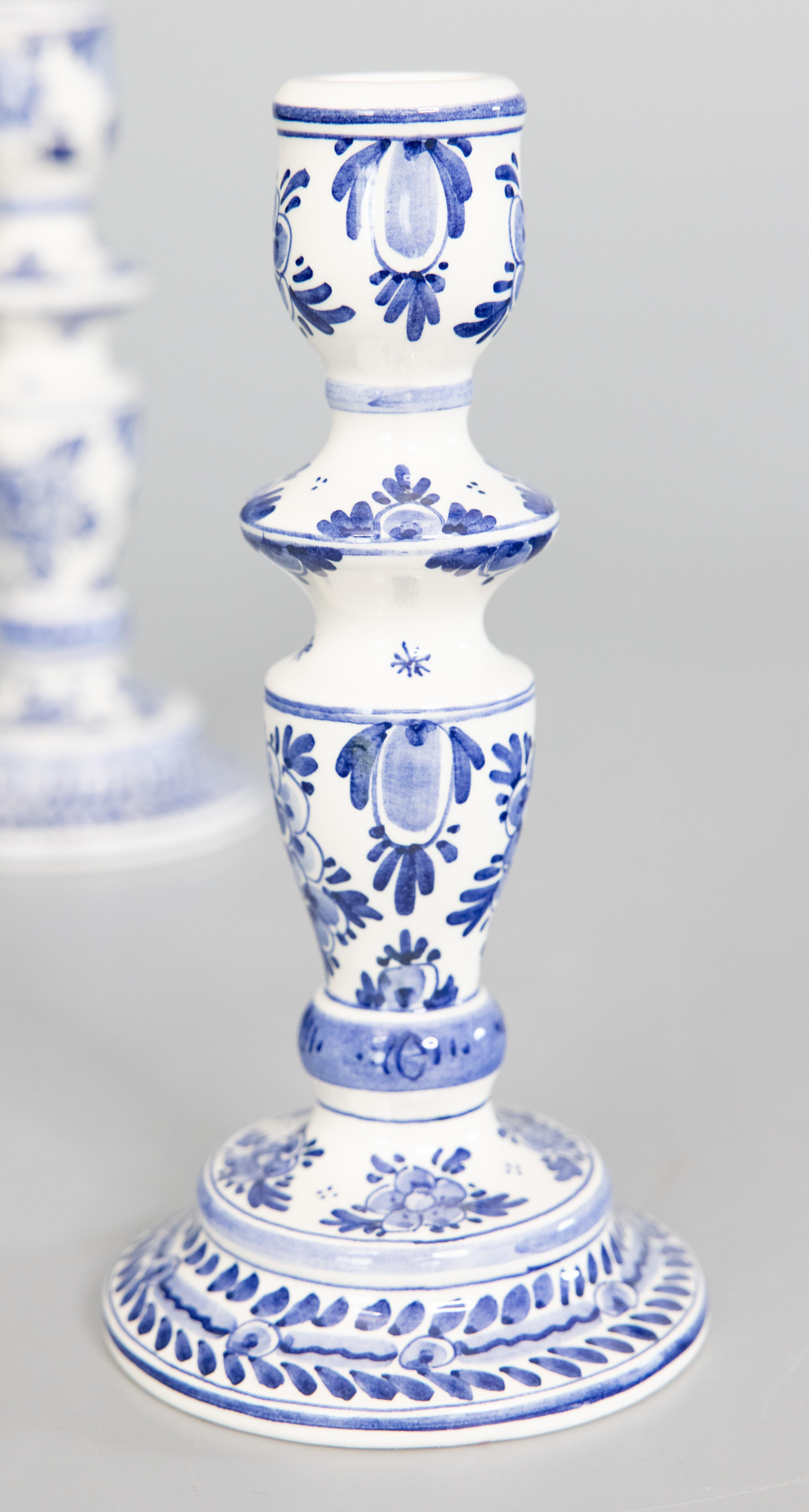 Cotto in fornace Candelieri floreali olandesi di Delft d'epoca - una coppia in vendita