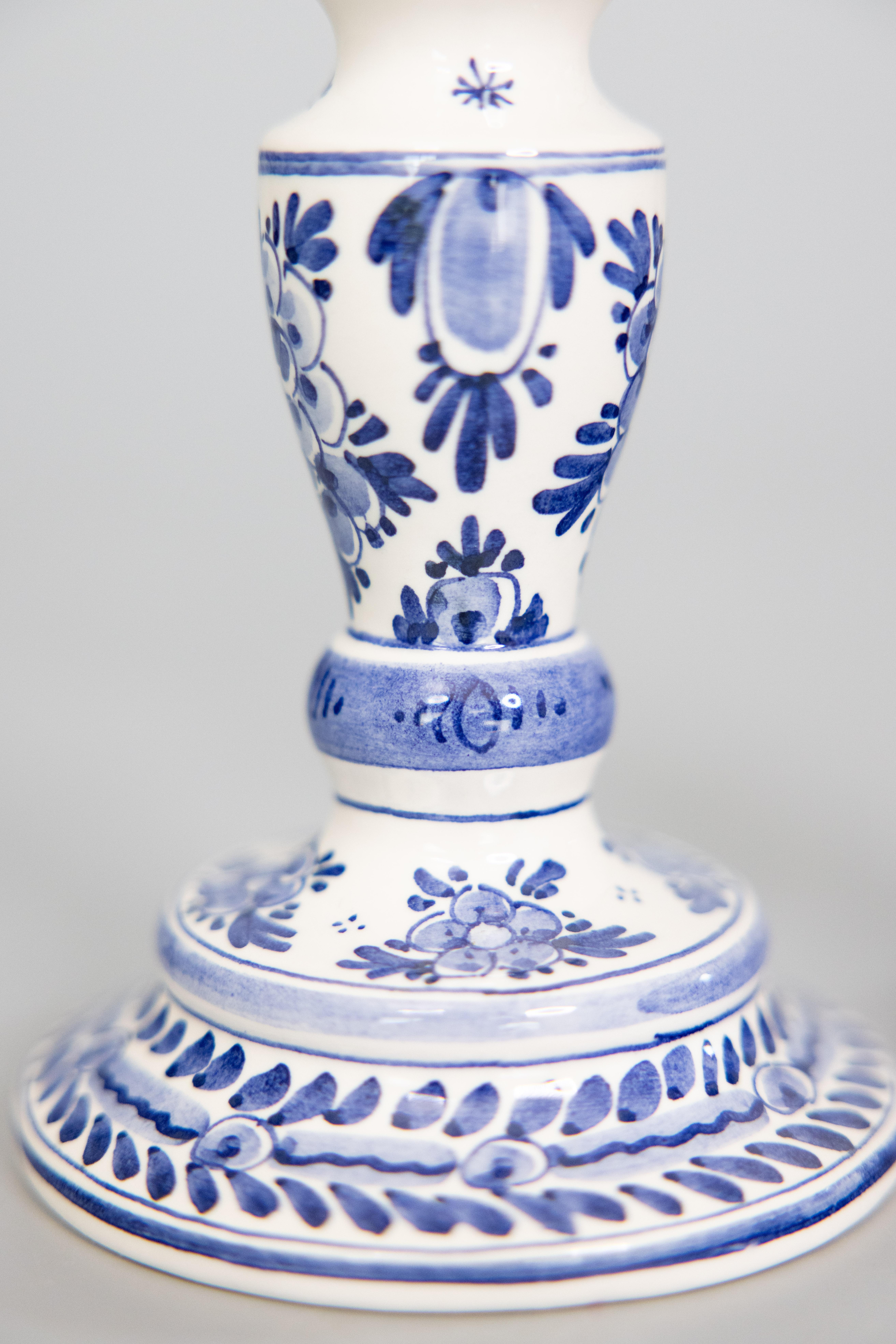 Candelieri floreali olandesi di Delft d'epoca - una coppia In condizioni buone in vendita a Pearland, TX