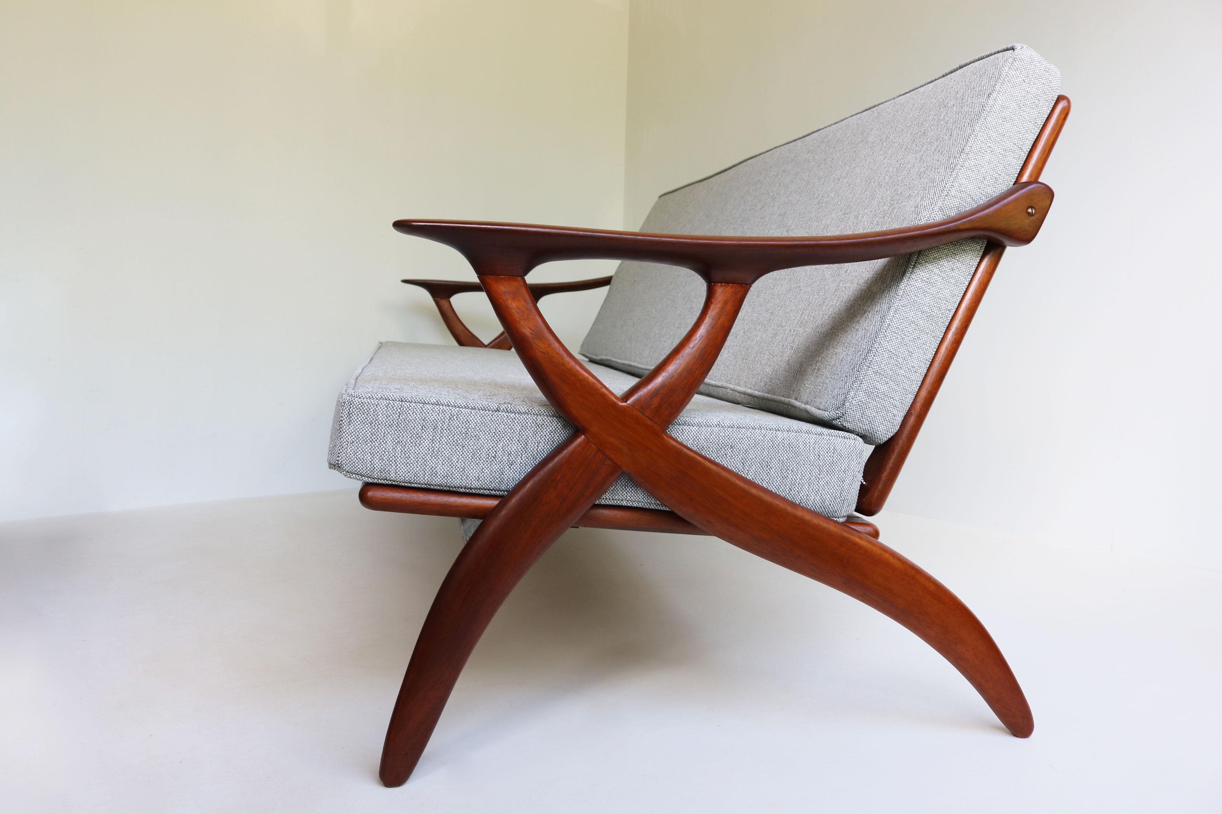 Eleva il tuo spazio abitativo con questo divano di design De Ster Gelderland, uno splendido esempio di artigianato moderno di metà secolo proveniente dall'Olanda del 1950. Realizzato a mano in pregiato teak, questo divano è caratterizzato da una