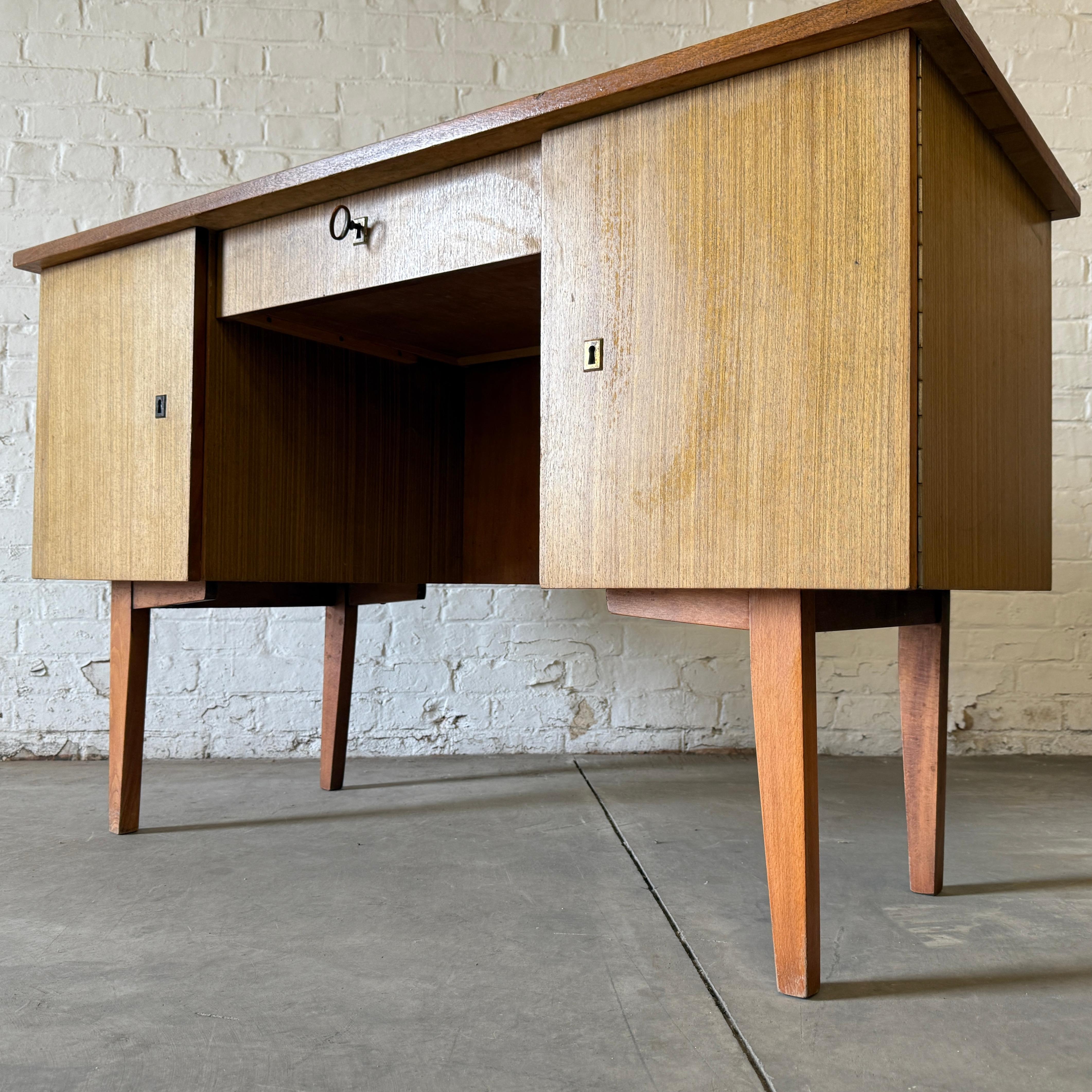 Scrivania Vintage By In condizioni discrete in vendita a Bridgeport, CT