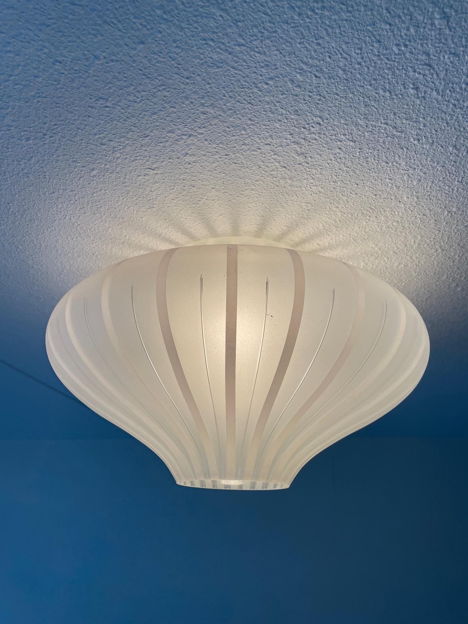 Vintage Dutch Glass Ceiling Light. Philips 1970s. Unique glass tulip shaped lamp In Excellent Condition For Sale In ROTTERDAM, ZH