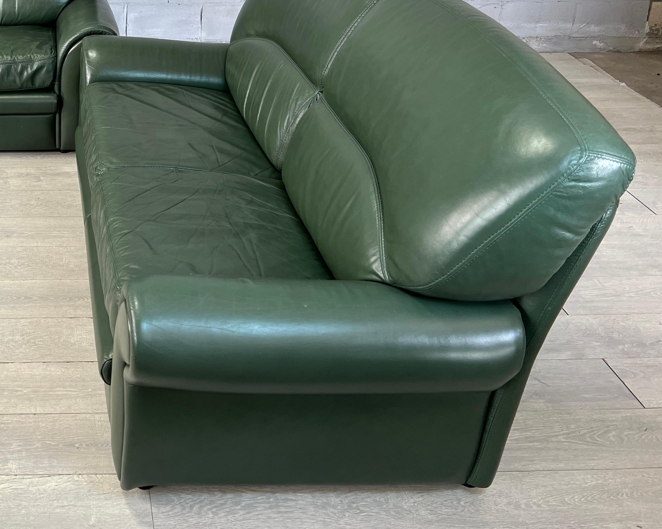 Vintage Dutch Green Ledersofas - Ein Paar im Zustand „Gut“ im Angebot in Bridgeport, CT