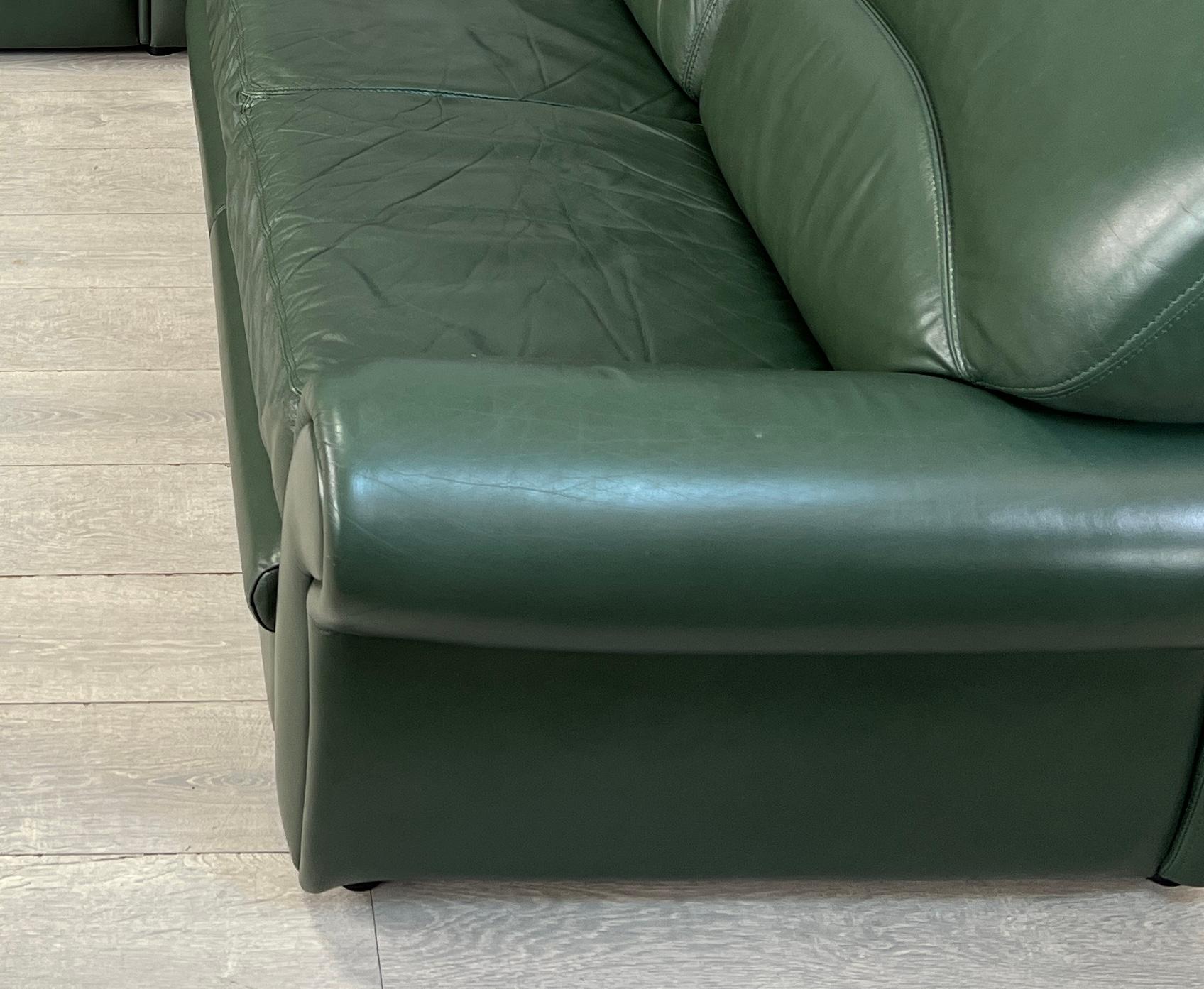 Vintage Dutch Green Ledersofas - Ein Paar (20. Jahrhundert) im Angebot