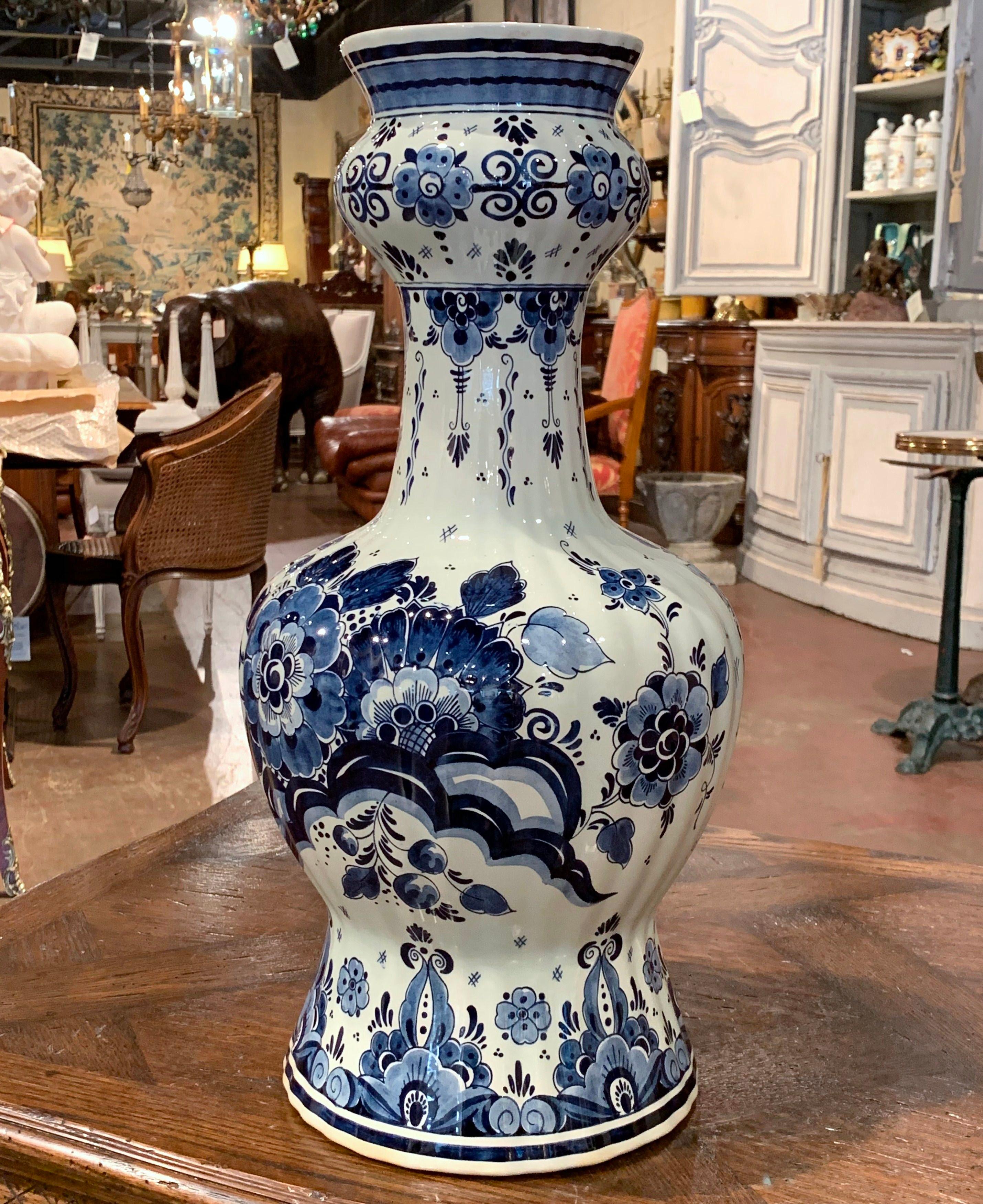 Vintage Dutch Hand Painted Blue and White Delft Faience Vase In Excellent Condition In Dallas, TX