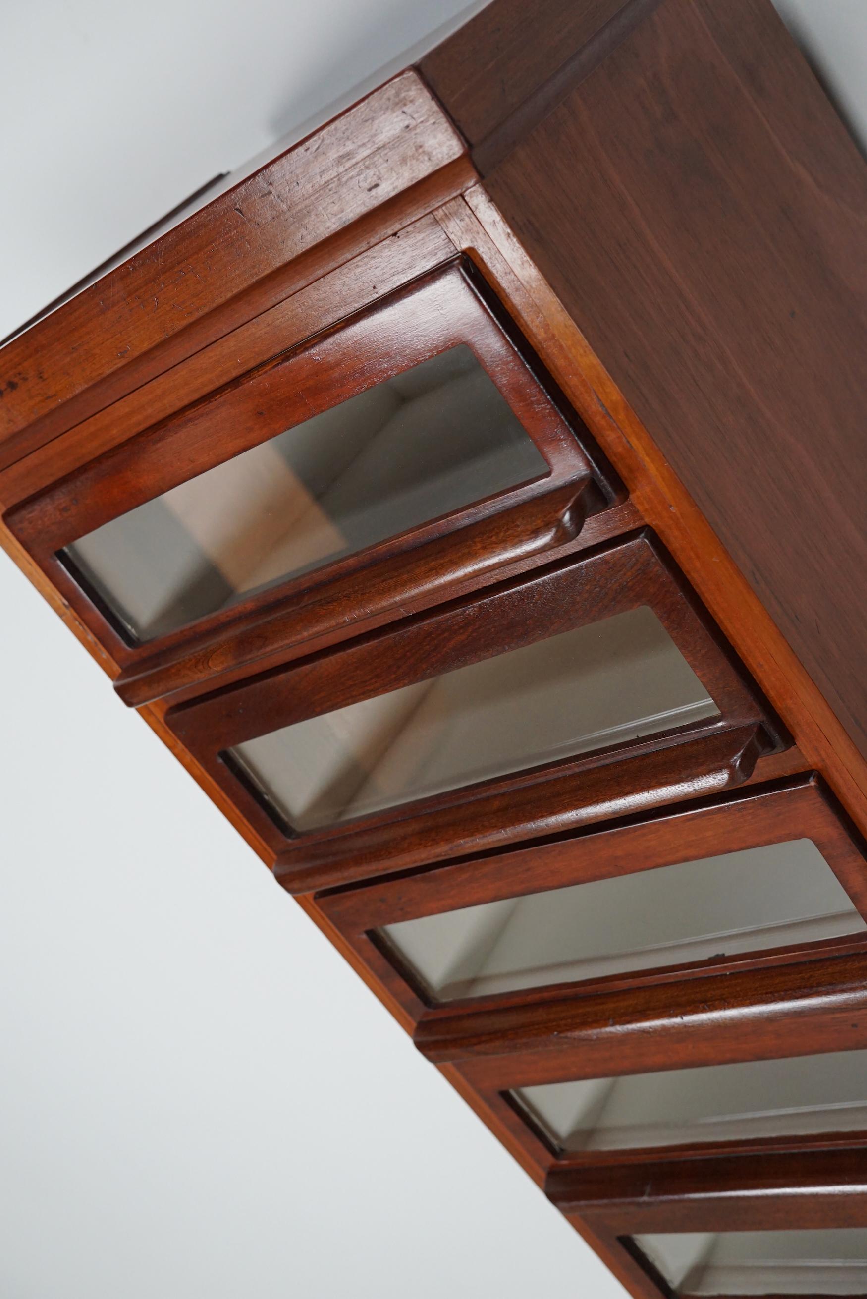 Ce meuble de mercerie a été fabriqué dans les années 1930 aux Pays-Bas. Cette pièce comporte 9 tiroirs de taille décente avec des façades en verre et des poignées solides. Il a été utilisé à l'origine dans un magasin de lingerie à Amsterdam. Les