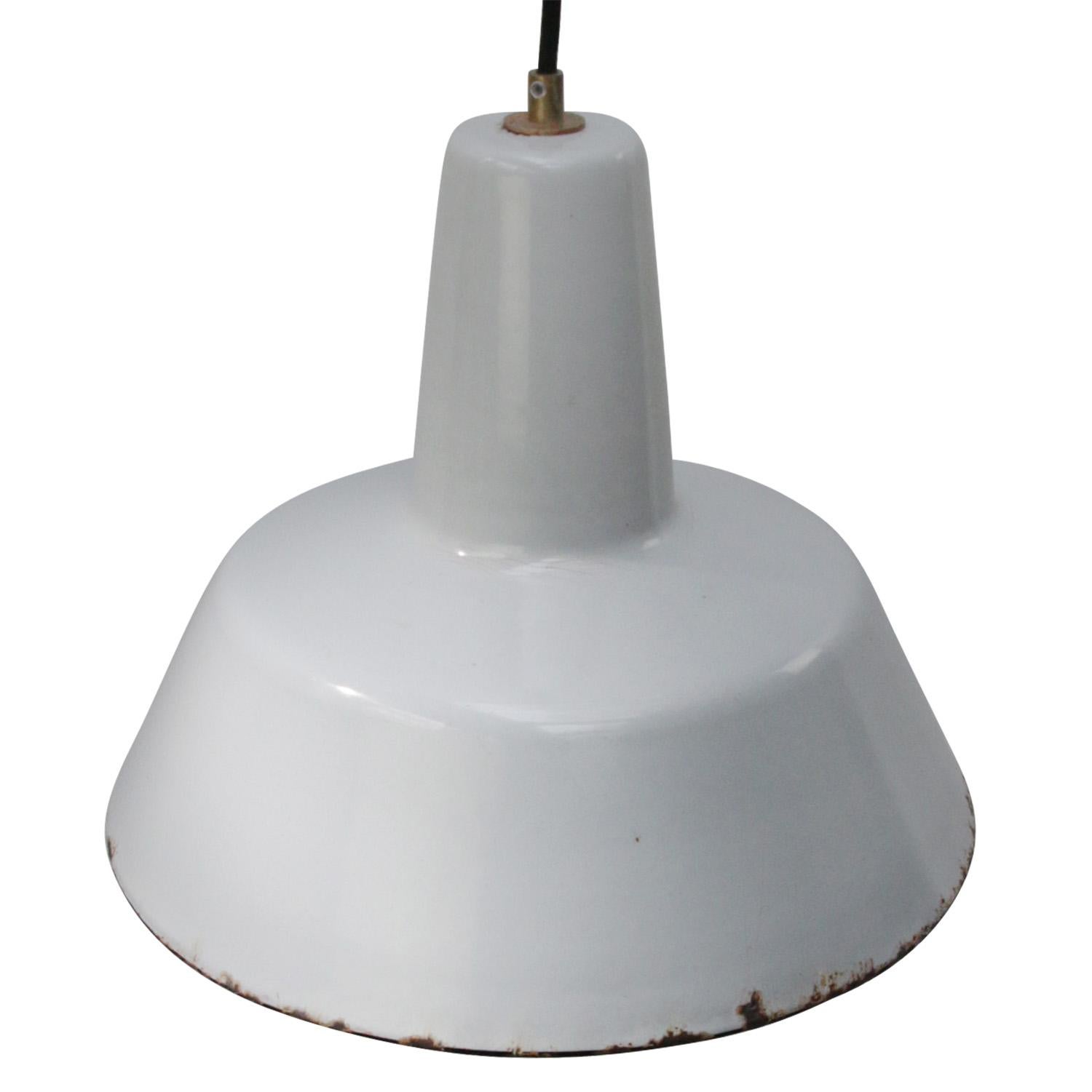 Lampe à suspension industrielle fabriquée par Philips, Pays-Bas
Intérieur blanc émaillé gris

Poids : 1,50 kg / 3,3 lb

Le prix est fixé par article individuel. Toutes les lampes ont été rendues conformes aux normes internationales pour les