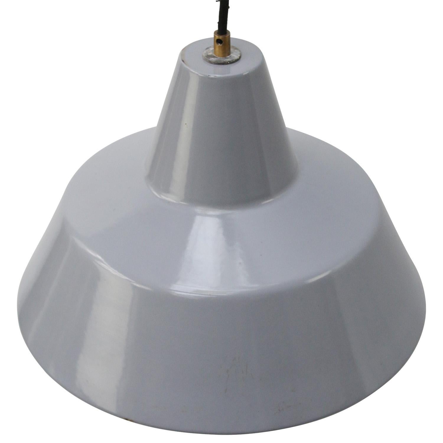 Lampe à suspension industrielle néerlandaise par Philips
Intérieur blanc émaillé gris

Poids : 2,00 kg / 4,4 lb

Le prix est fixé par article individuel. Toutes les lampes ont été rendues conformes aux normes internationales pour les ampoules à