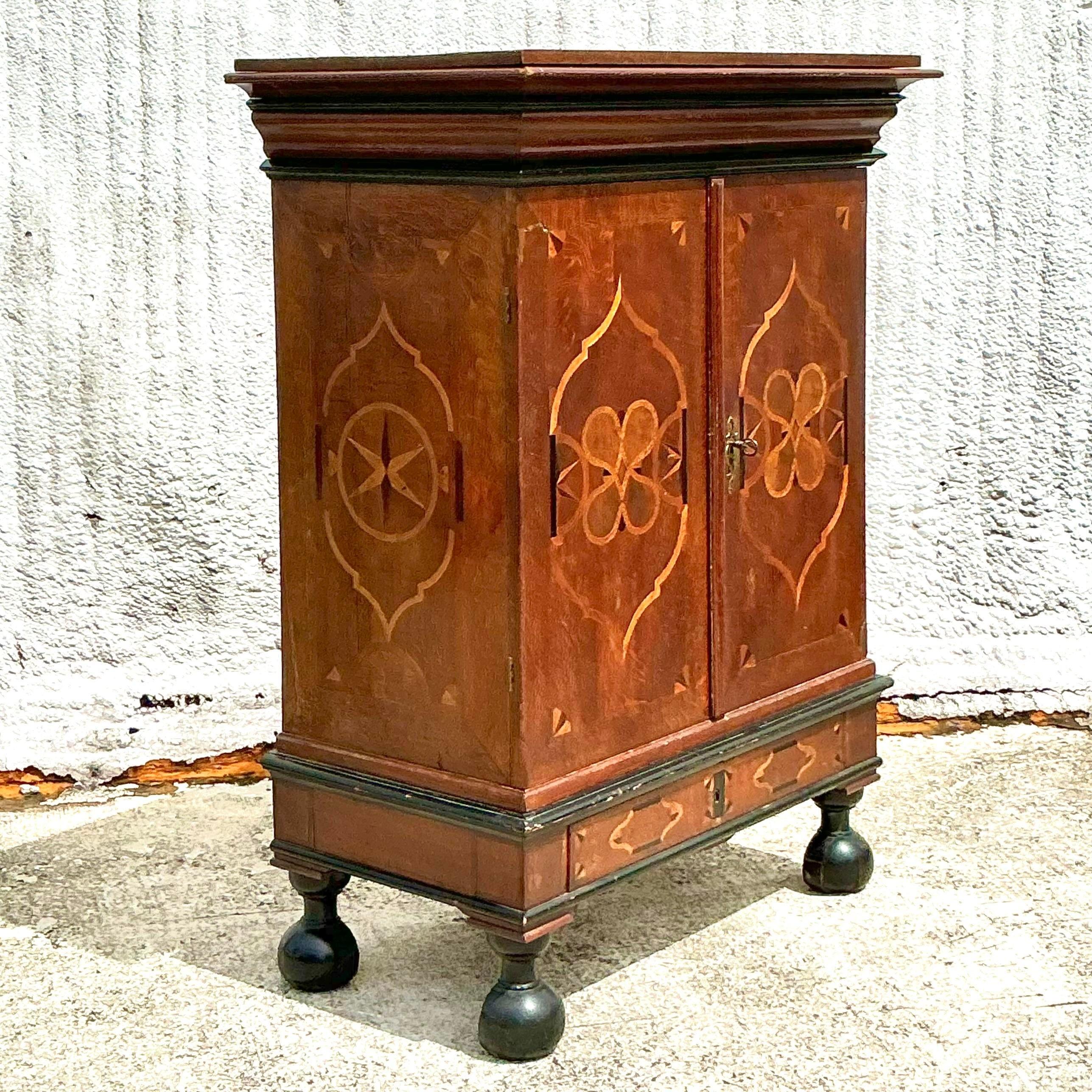 Ein atemberaubender holländischer Intarsienschrank im Boho-Stil mit aufwändiger Handwerkskunst und einzigartigen Holzmustern. Perfekt, um Ihrem Raum einen Hauch von globalem Charme zu verleihen. Erworben aus einem Nachlass in LA.