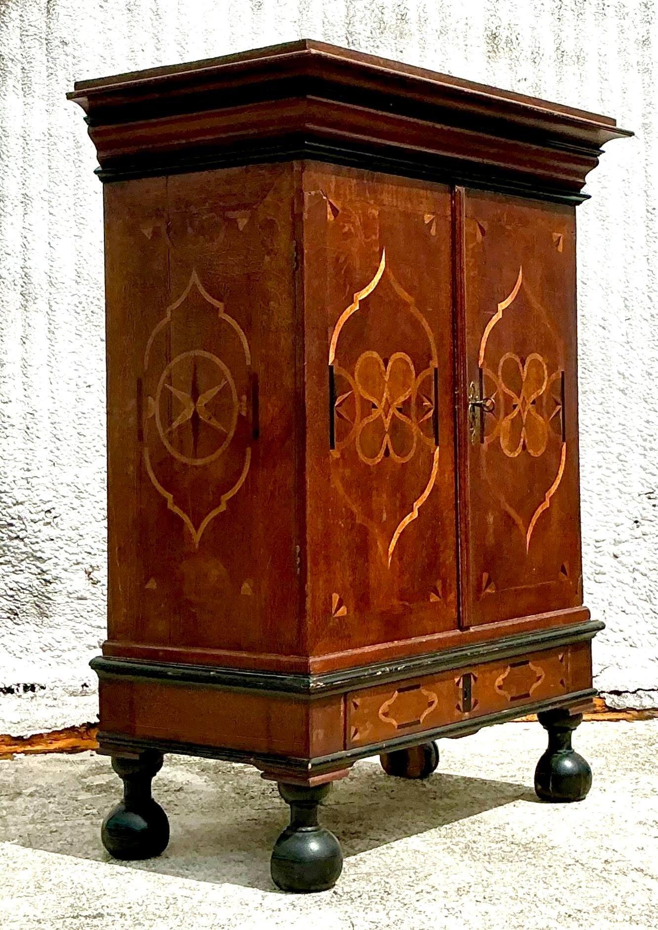 Vintage Dutch Inlay Cabinet (Dänisch) im Angebot