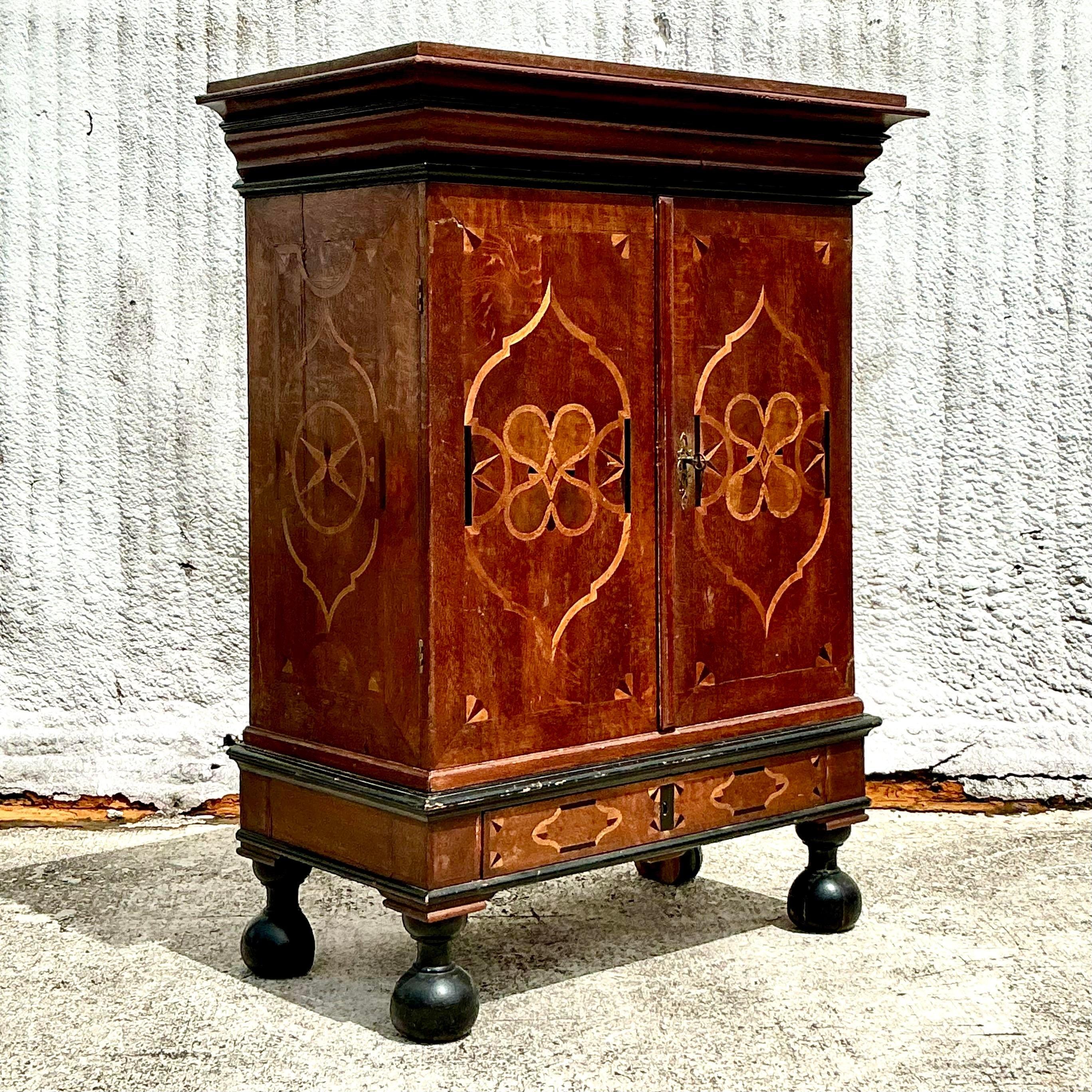 Vintage Dutch Inlay Cabinet im Zustand „Gut“ im Angebot in west palm beach, FL