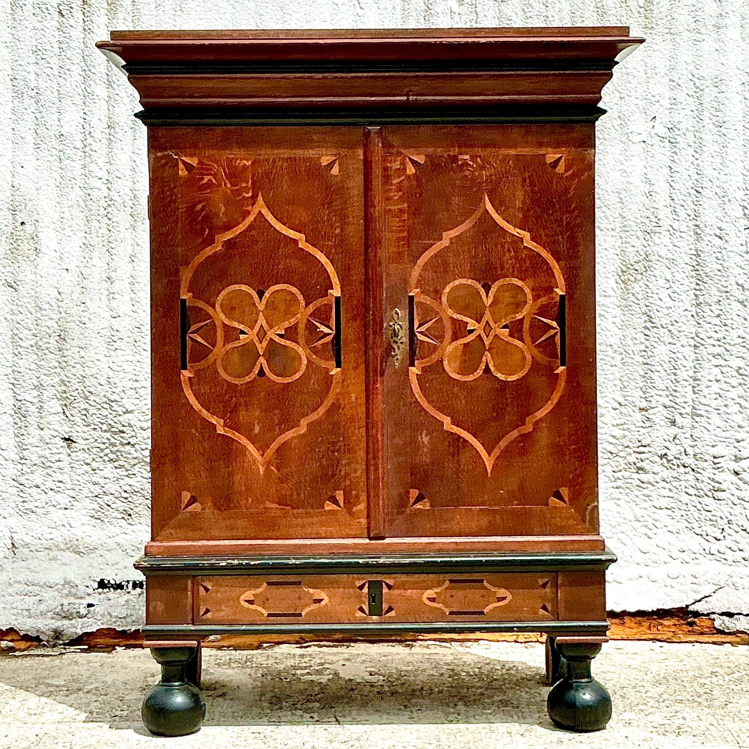 Vintage Dutch Inlay Cabinet (20. Jahrhundert) im Angebot