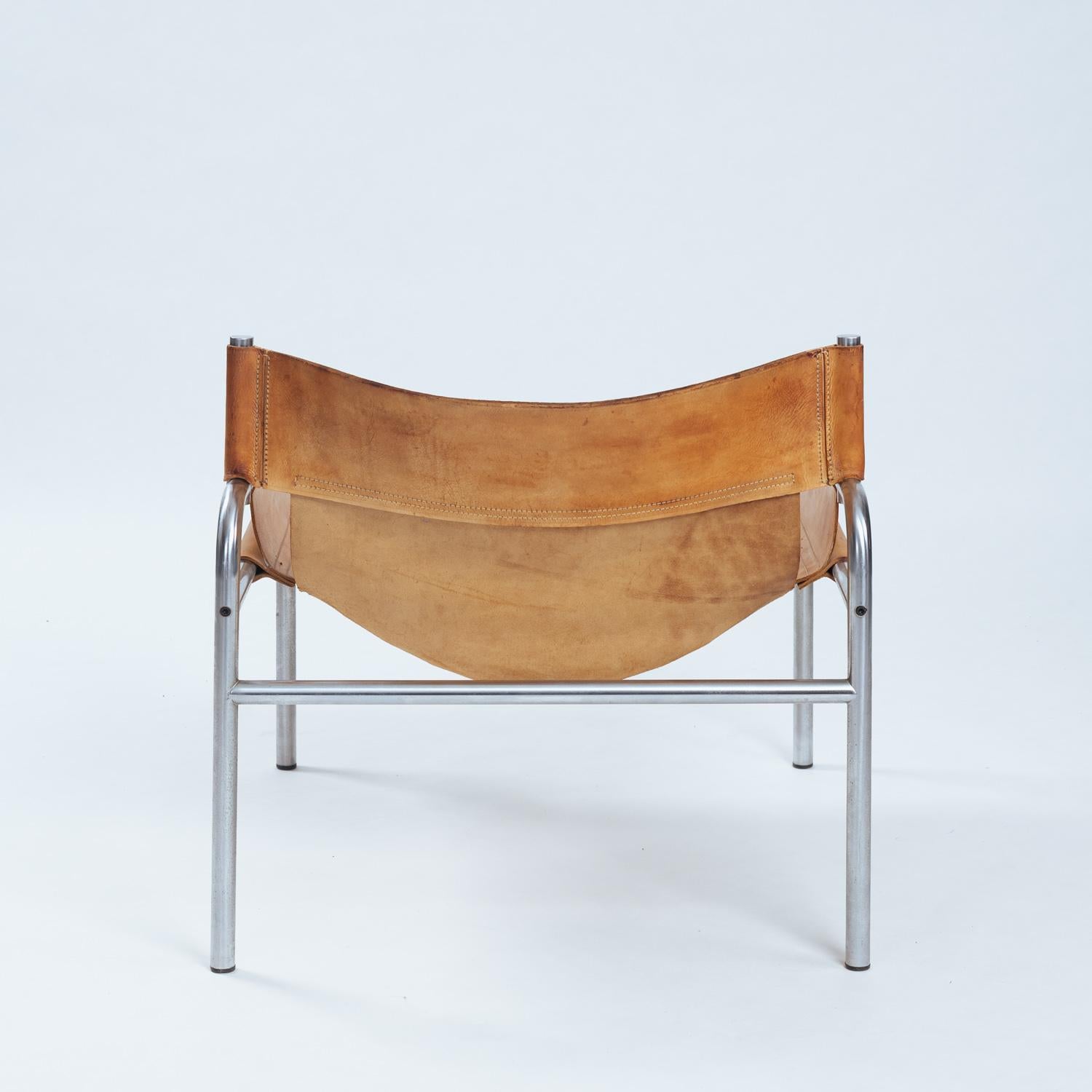 Minimalistischer, modernistischer, niedriger Loungesessel, entworfen von dem niederländischen Designer Walter Antoni für das bekannte Unternehmen 't Spectrum.
Er war von 1971-1974 in der Collection'S. Das Leder und der verchromte Stahl sind poliert