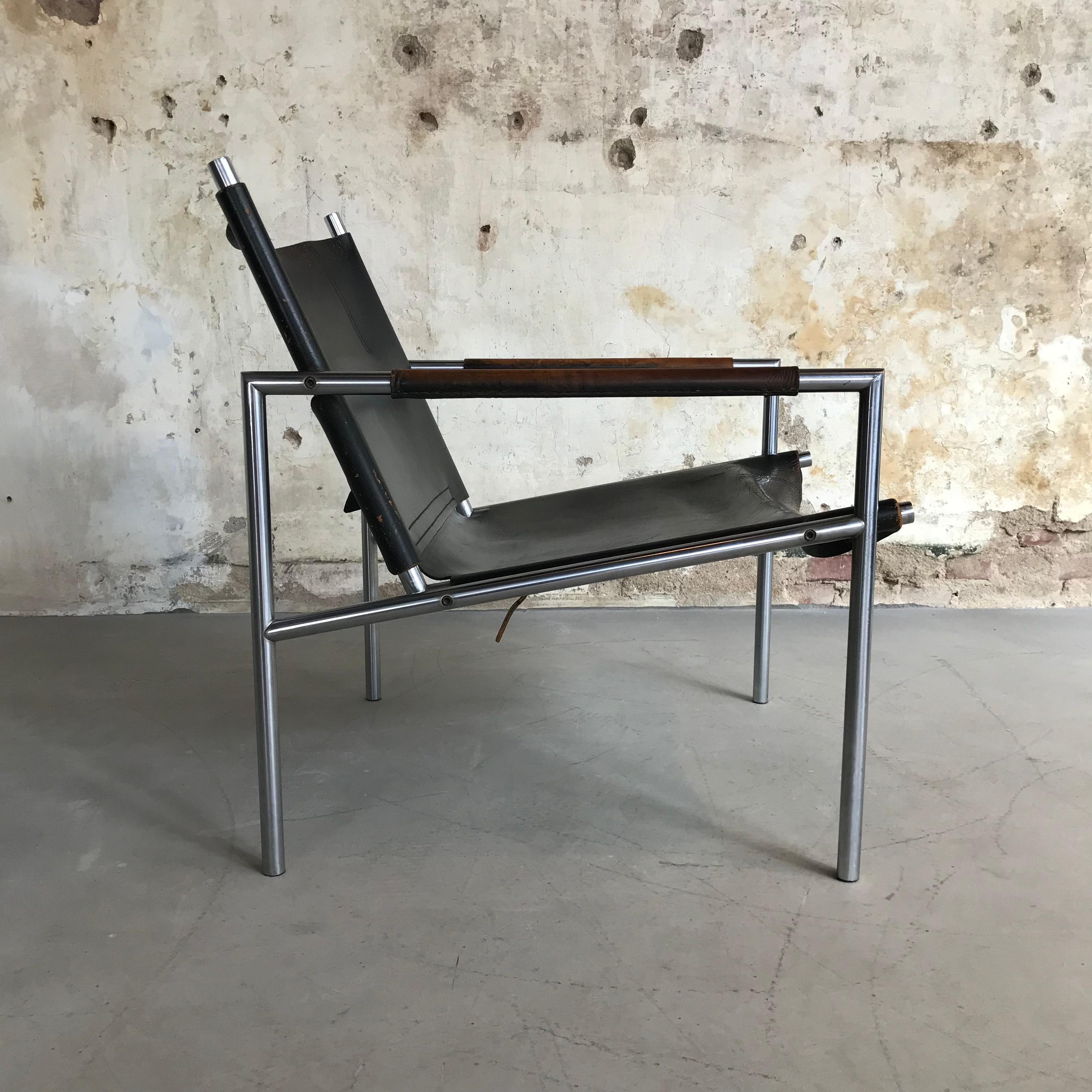 Beautiful and well-known easychair/armchair designed by the Dutch designer Martin Visser in 1960 and produced by ‘t Spectrum, The Netherlands. Features a tubular brushed metal frame, seat, back- and armrests in amazing patinated black leather. A