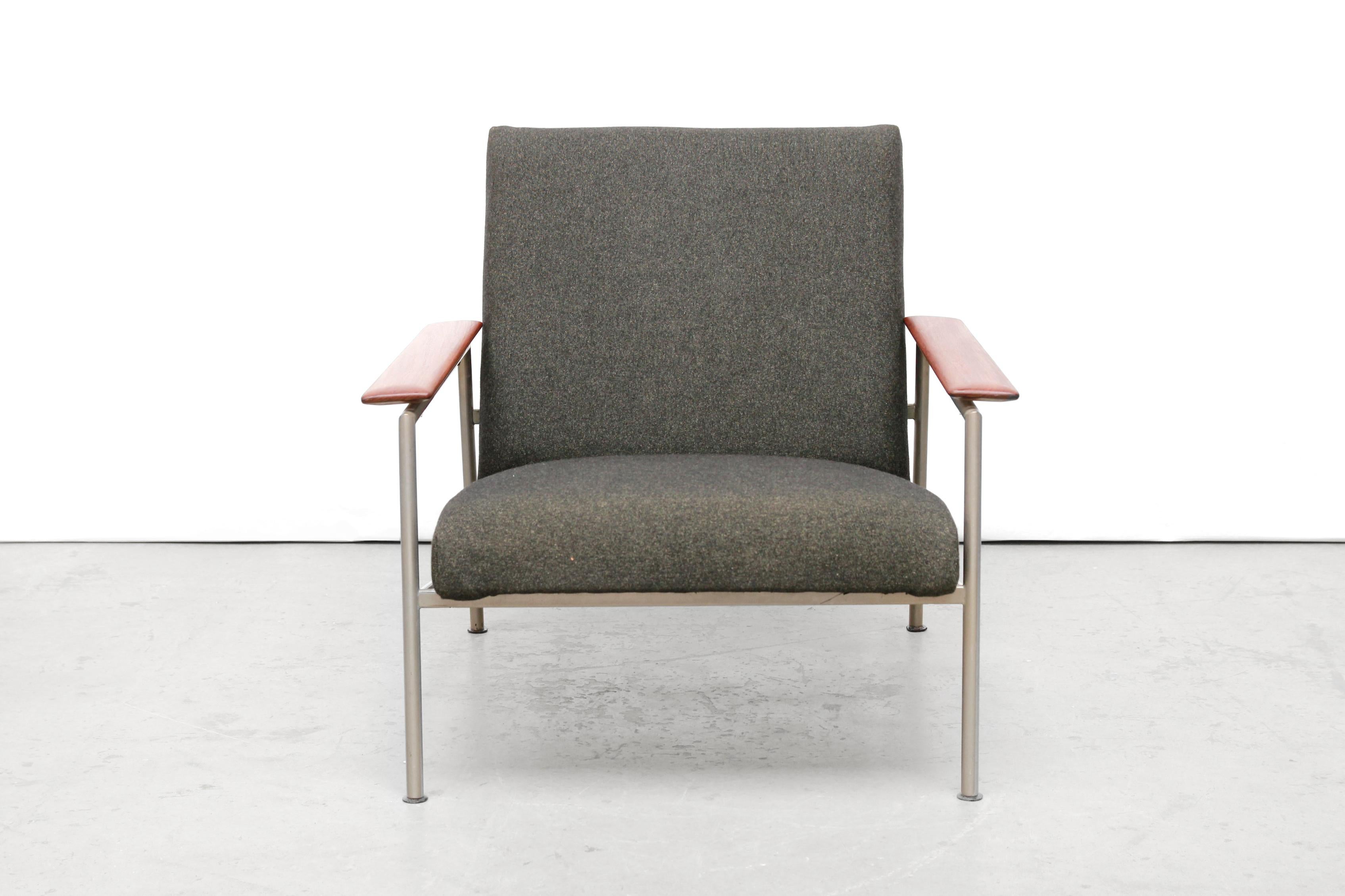 Nice sleek design by the Dutch manufacturer Topform from the 1960s. You can clearly see that the design of the armchair has been inspired by the designs of the Dutch designer Martin Visser. The armchair has a round nickel-plated steel frame,