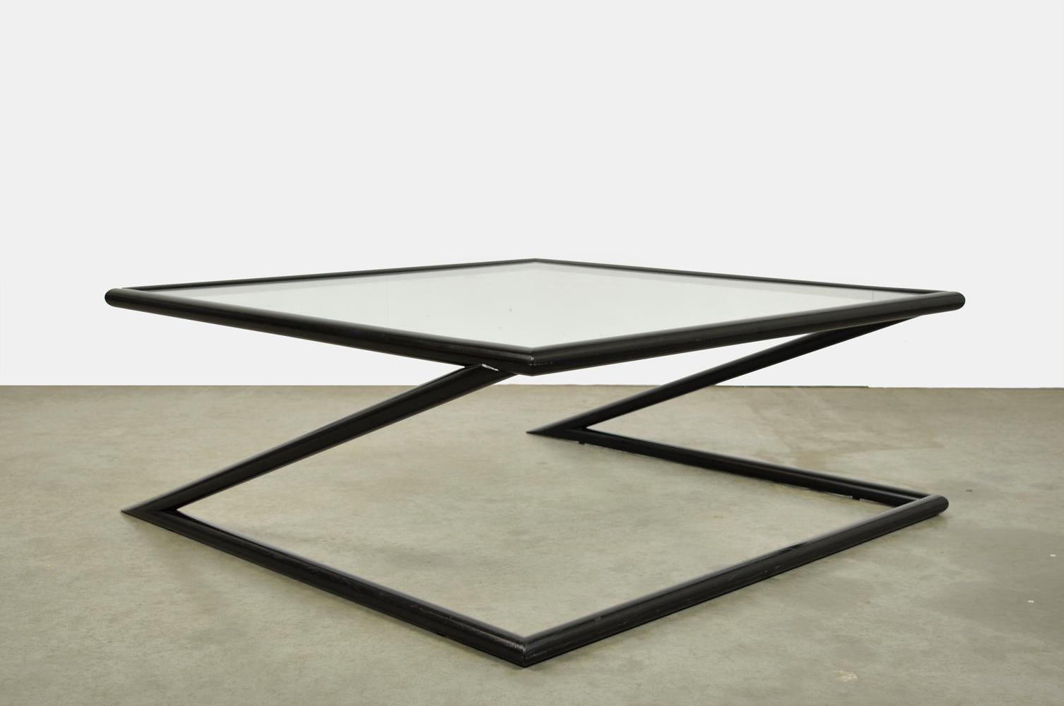 Table basse post-moderne, modèle Z, du fabricant de meubles néerlandais Harvink, 80. La table est dotée d'une puissante structure architecturale composée de tubes ronds en métal noir et d'une plaque de verre dur sur le dessus. 