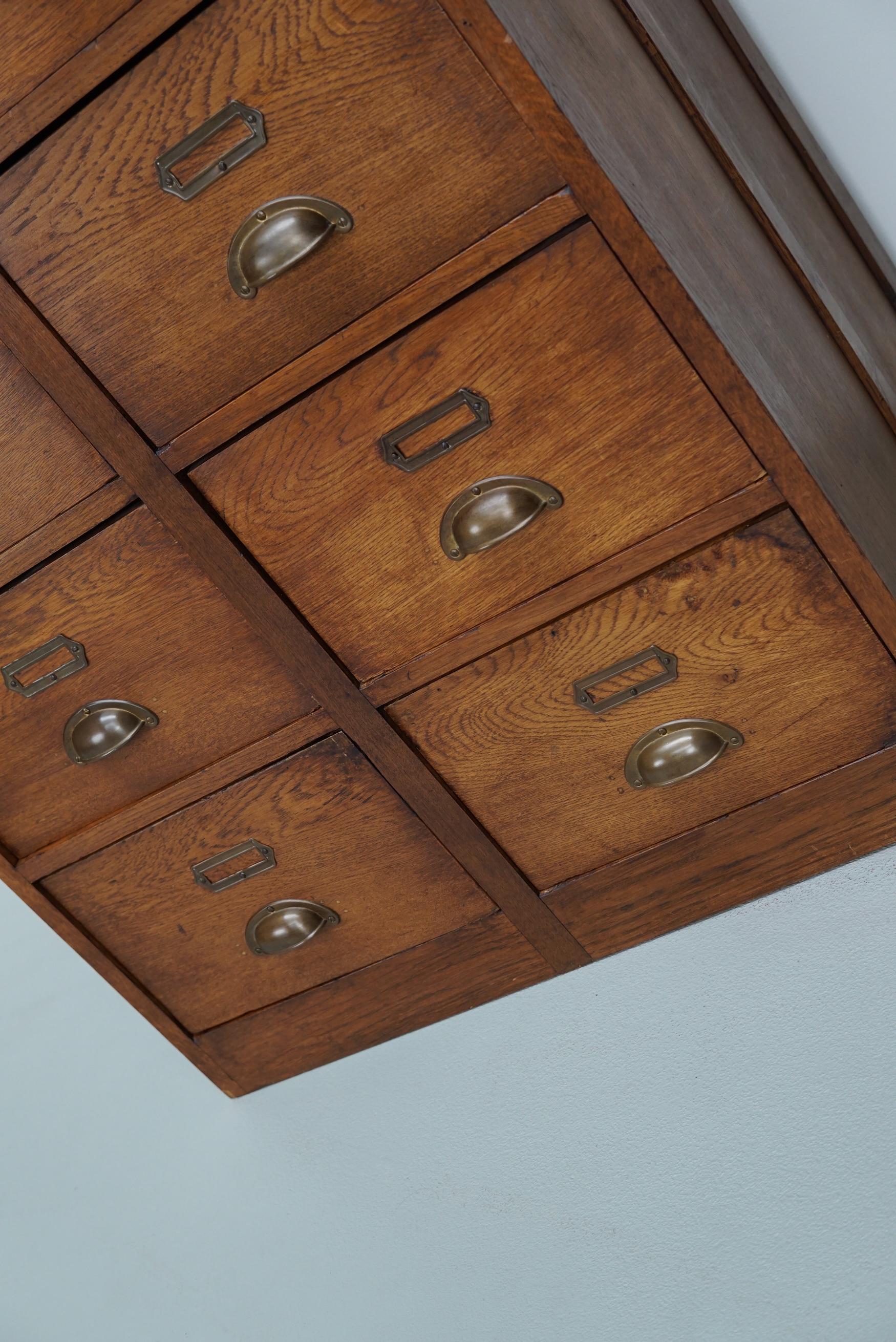 Néerlandais Meuble d'apothicaire / classeur vintage en Oak Oak, années 1930 en vente