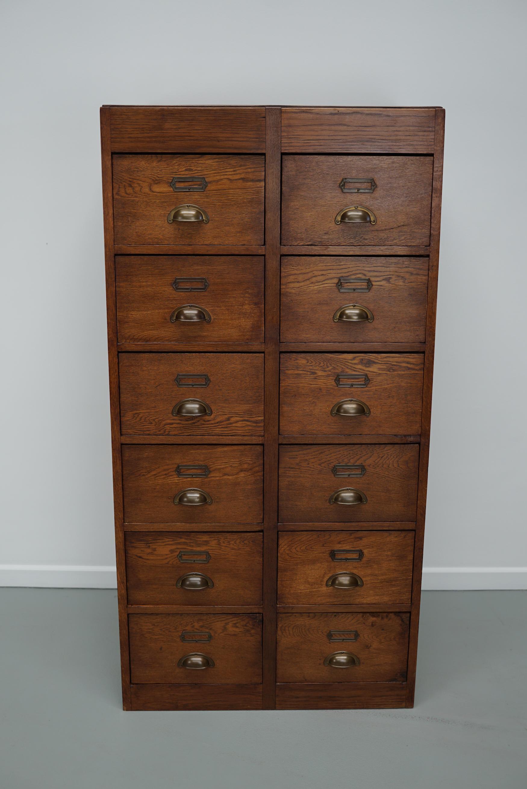 Meuble d'apothicaire / classeur vintage en Oak Oak, années 1930 Bon état - En vente à Nijmegen, NL