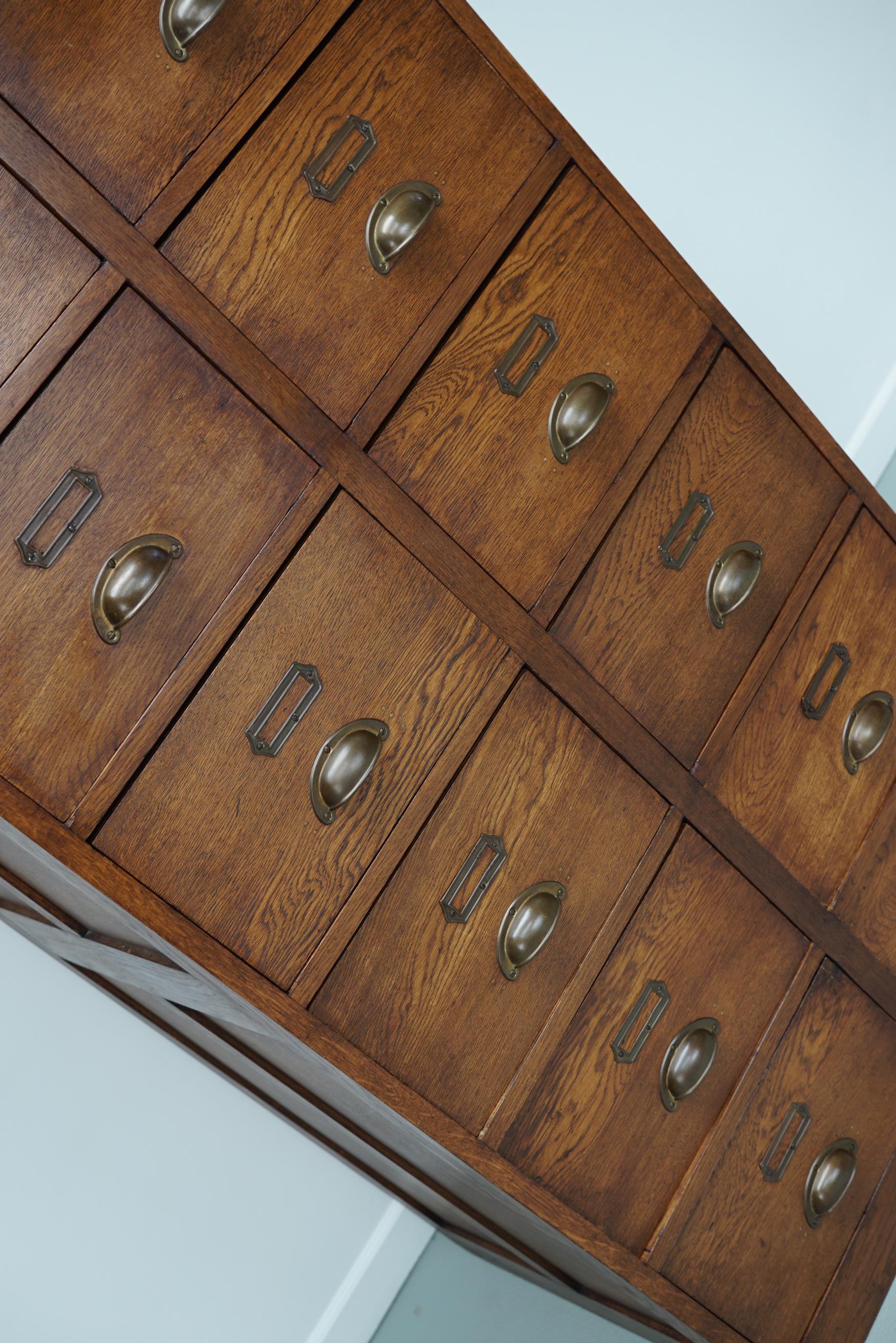 Meuble d'apothicaire / classeur vintage en Oak Oak, années 1930 en vente 1